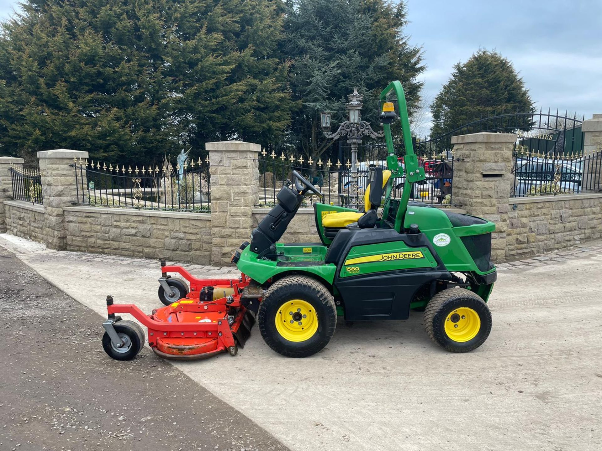 2016 John Deere 1580 Outfront Mower Runs Drives And Cuts Low 2375 Hours *PLUS VAT* - Image 4 of 7