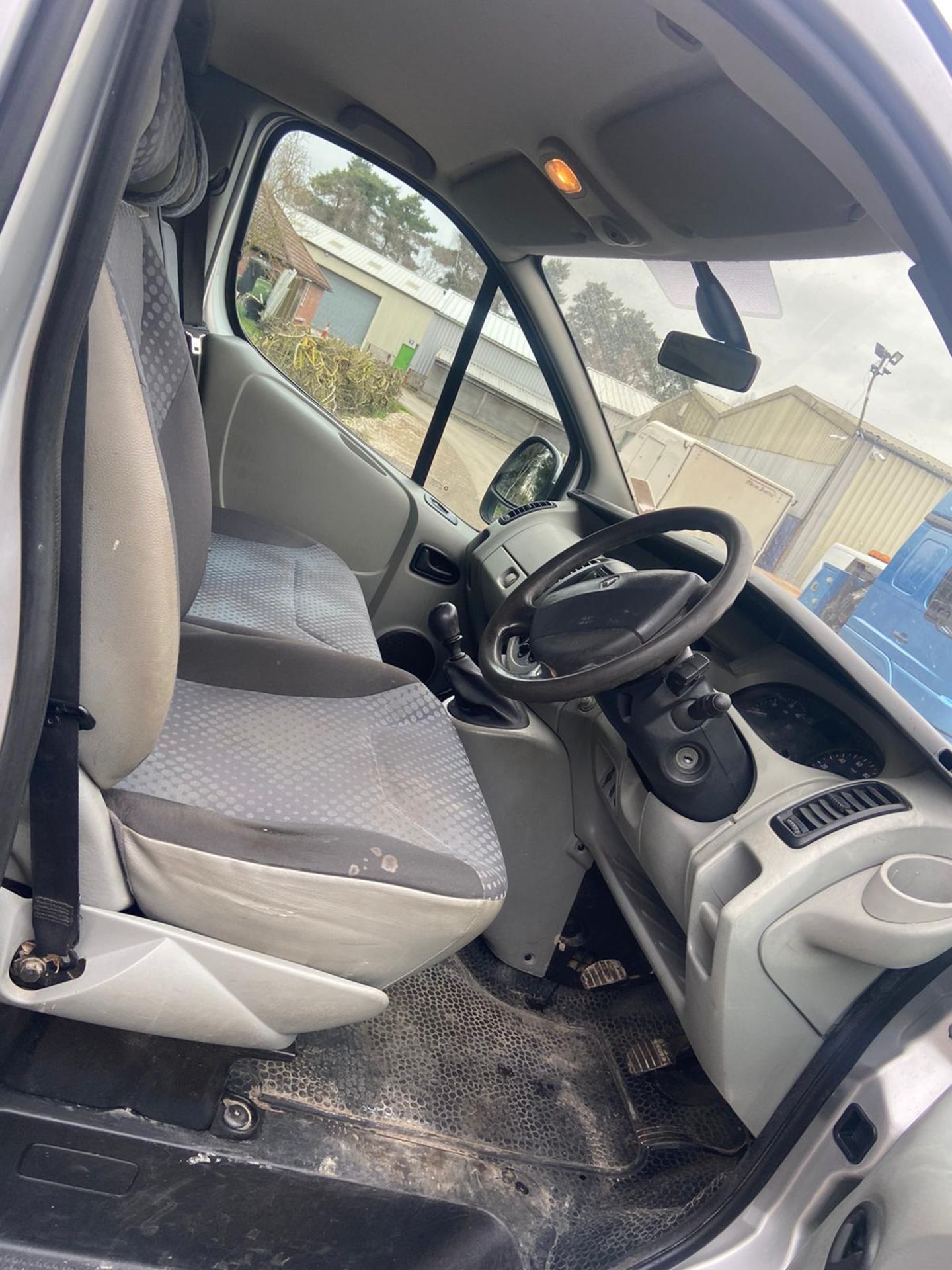 2008/08 REG RENAULT TRAFIC LL29+ DCI 115 2.0 DIESEL SILVER PANEL VAN, SHOWING 2 FORMER KEEPERS - Image 11 of 12