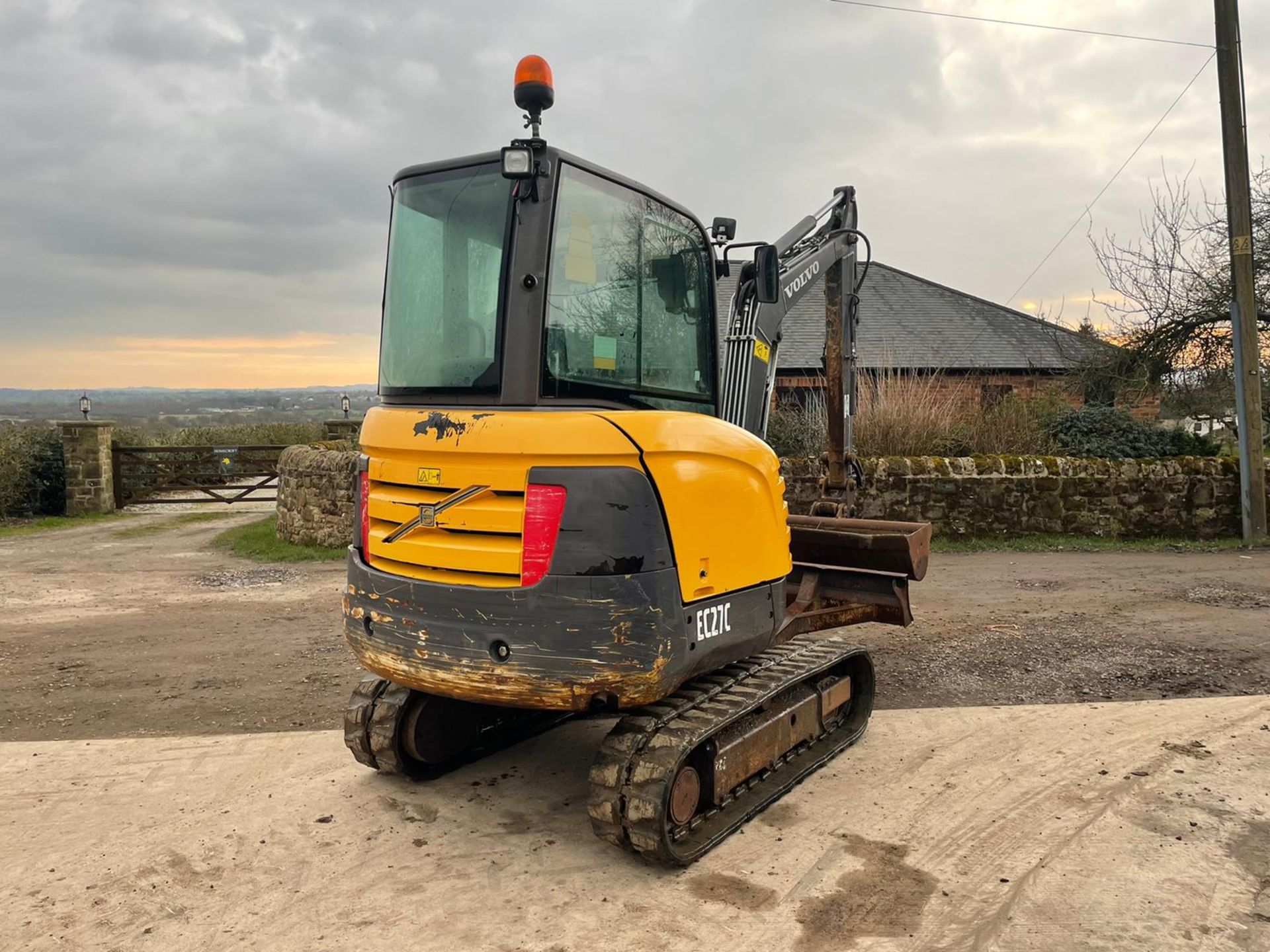 2016 VOLVO EC27 EXCAVATOR, RUNS, DRIVES AND DIGS, LOW 2870 HOURS, QUICK HITCH *PLUS VAT* - Image 4 of 8