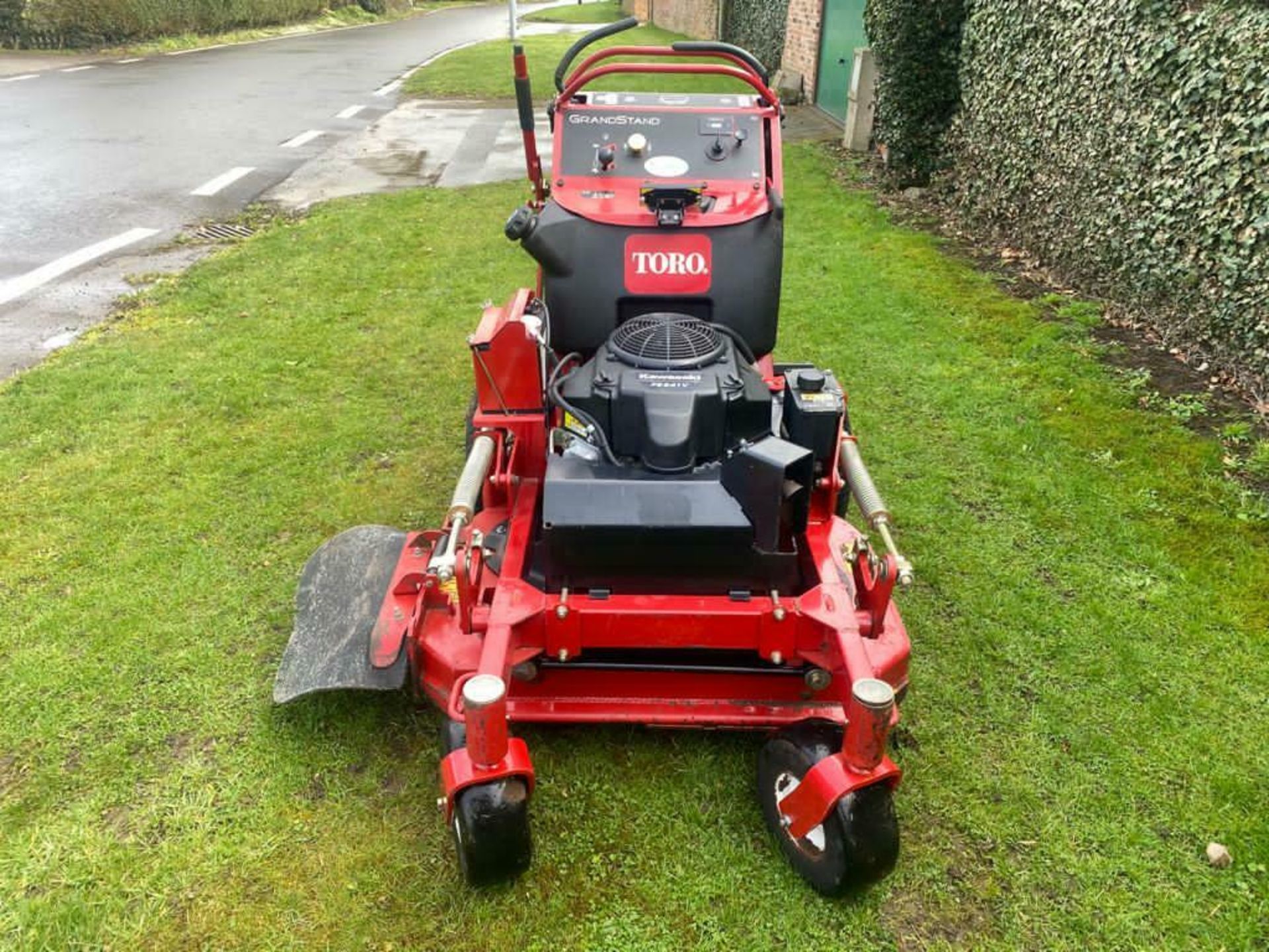 TORO GRANDSTAND STAND ON MOWER, ZERO TURN, 485 HOURS FROM NEW, YEAR 2015, 36" CUT SIDE DISCHARGE - Image 3 of 7