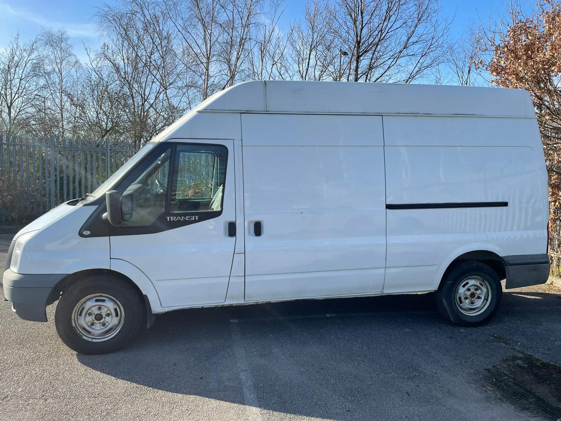 2013/63 REG FORD TRANSIT 100 T350 RWD 2.2 DIESEL WHITE PANEL VAN, SHOWING 1 FORMER KEEPER *PLUS VAT* - Image 4 of 9