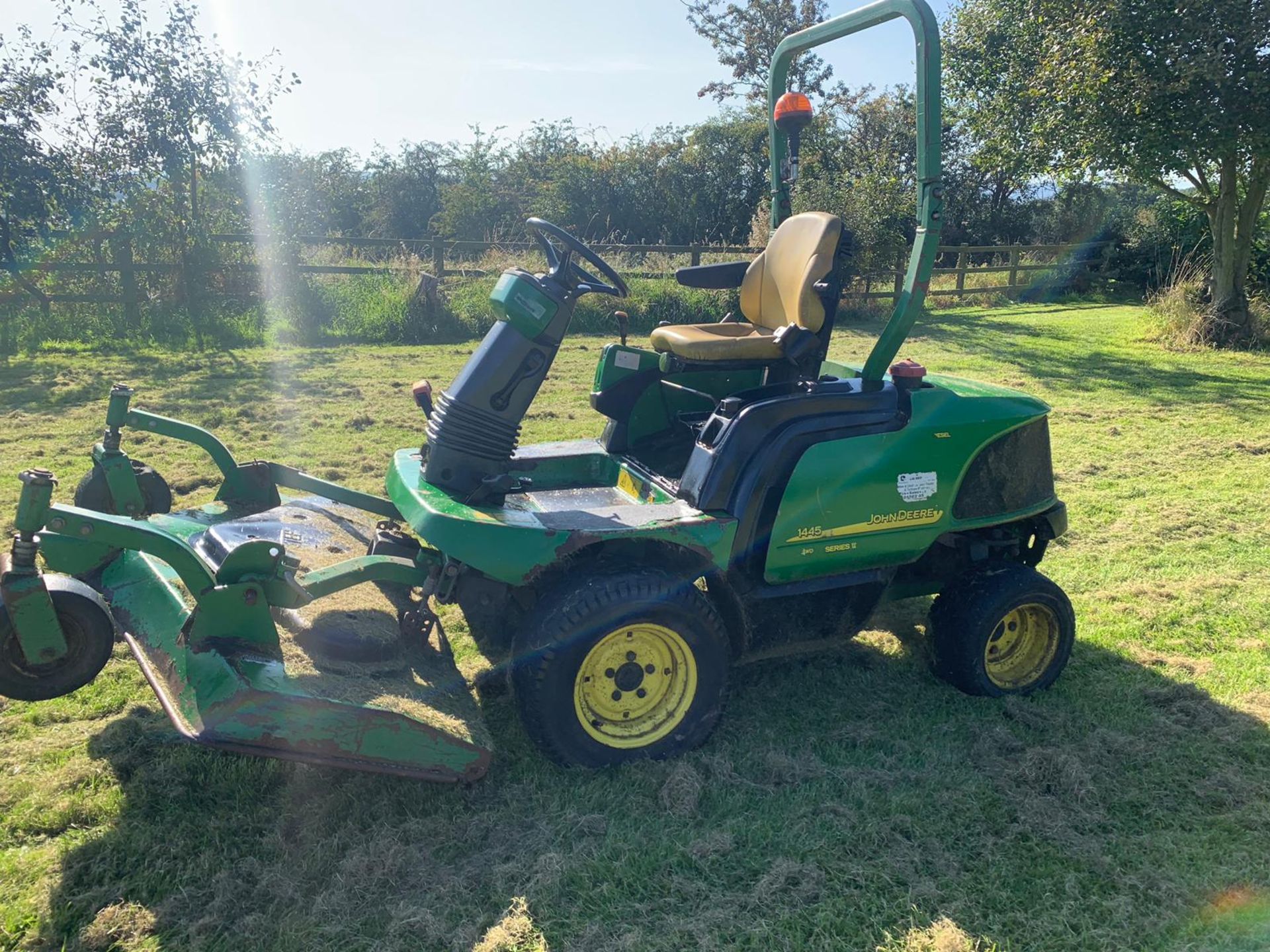 JOHN DEERE 1445 SERIES II 4WD RIDE ON DIESEL LAWN MOWER C/W OUT-FRONT ROTARY CUTTING DECK *PLUS VAT* - Image 8 of 14