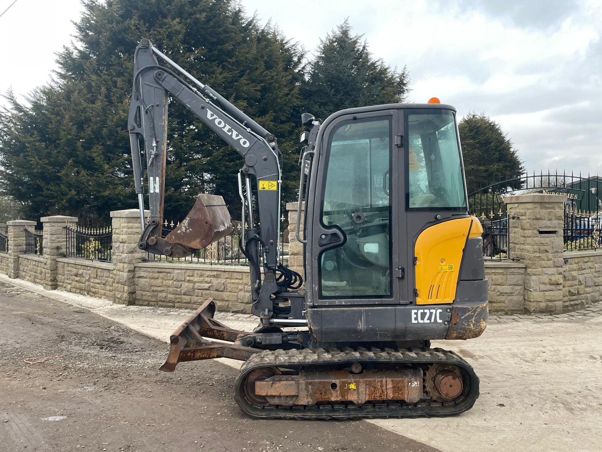 2016 VOLVO EC27 EXCAVATOR, RUNS, DRIVES AND DIGS, LOW 2870 HOURS, QUICK HITCH *PLUS VAT* - Image 7 of 8