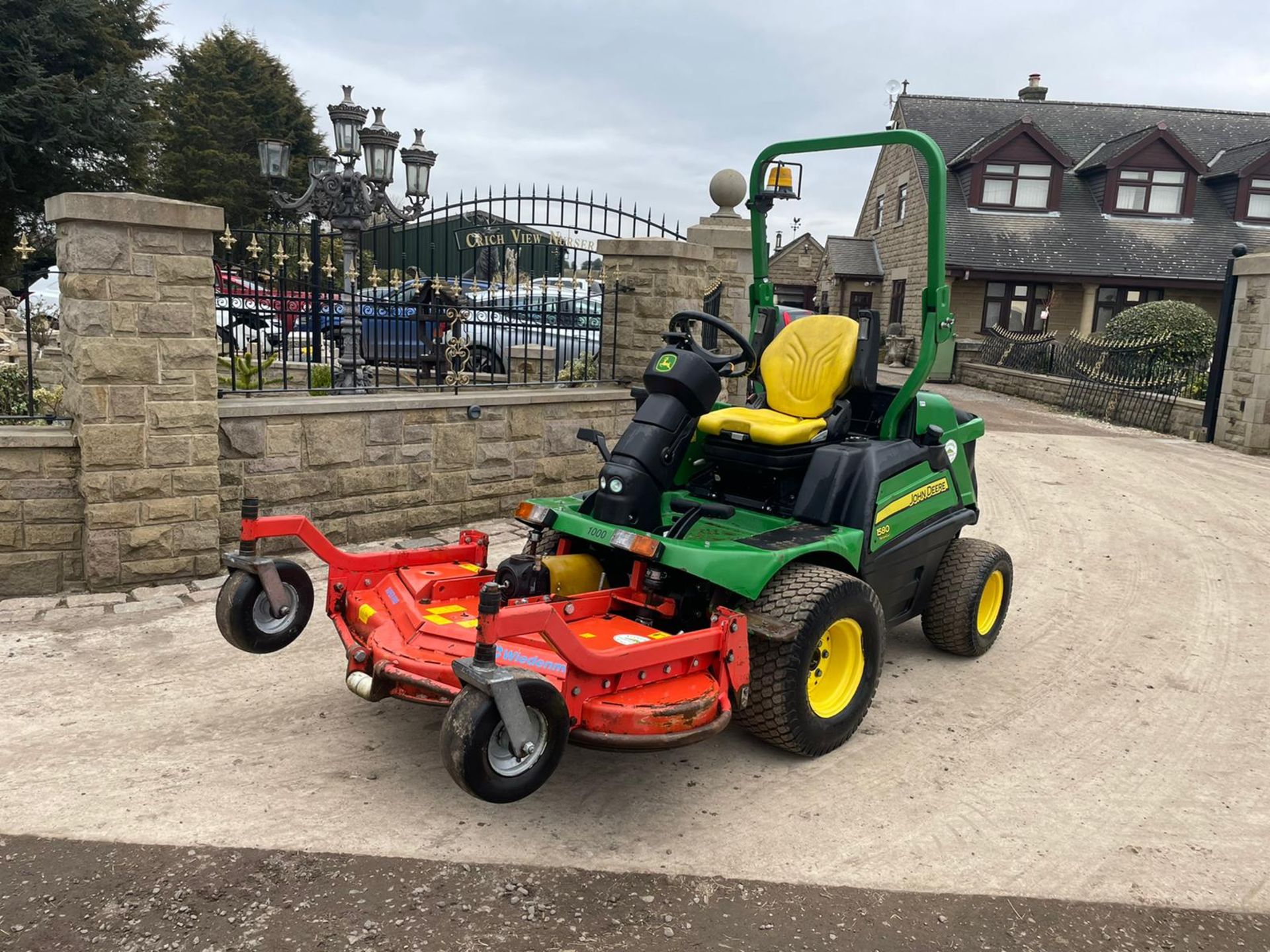 2016 John Deere 1580 Outfront Mower Runs Drives And Cuts Low 2375 Hours *PLUS VAT* - Image 2 of 7