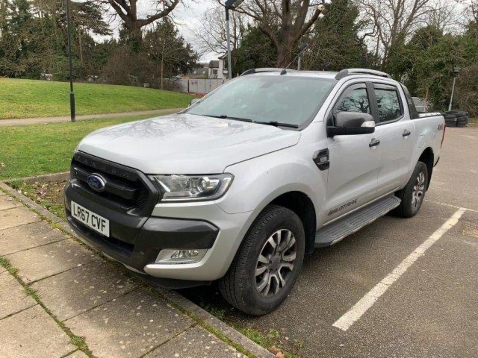 2017/67 REG FORD RANGER WILDTRAK 4X4 TDCI 3.2 DIESEL AUTO SILVER PICK-UP, SHOWING 1 FORMER KEEPER - Image 2 of 7