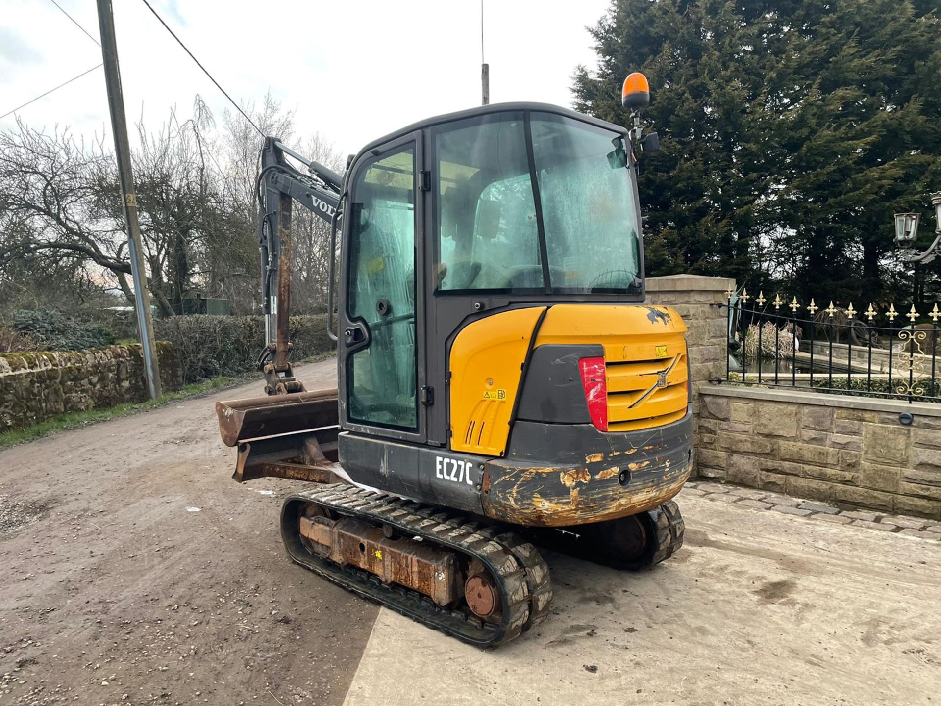 2016 VOLVO EC27 EXCAVATOR, RUNS, DRIVES AND DIGS, LOW 2870 HOURS, QUICK HITCH *PLUS VAT* - Image 2 of 8