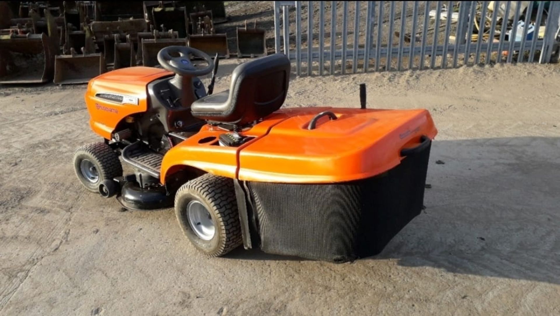2006 HUSQVARNA CT151 PETROL WORKING ORDER COMES WITH GRASS BOX *NO VAT* - Image 4 of 8