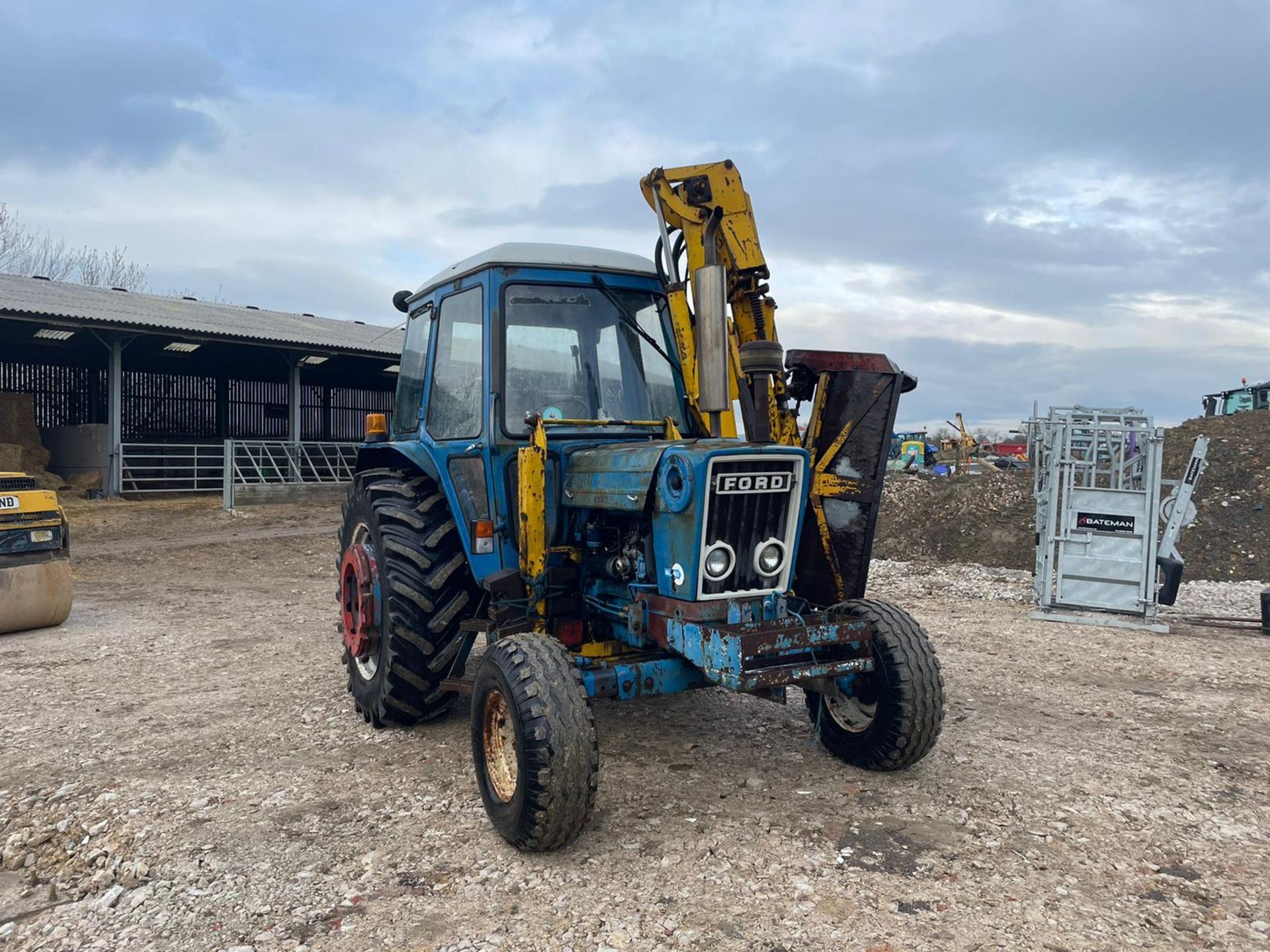 FORD 6600 TRACTOR WITH MID MOUNTED MOWER, RUNS, DRIVES AND WORKS, TYRES ARE LIKE NEW *PLUS VAT* - Image 2 of 15