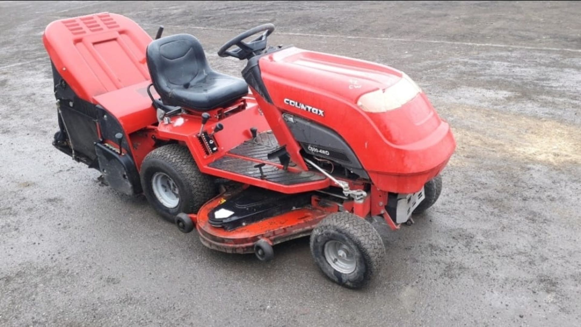 COUNTAX C800H PETROL RIDE ON MOWER, FULL WORKING ORDER WITH SWEEPER AND GRASS BOX *NO VAT* - Image 4 of 8