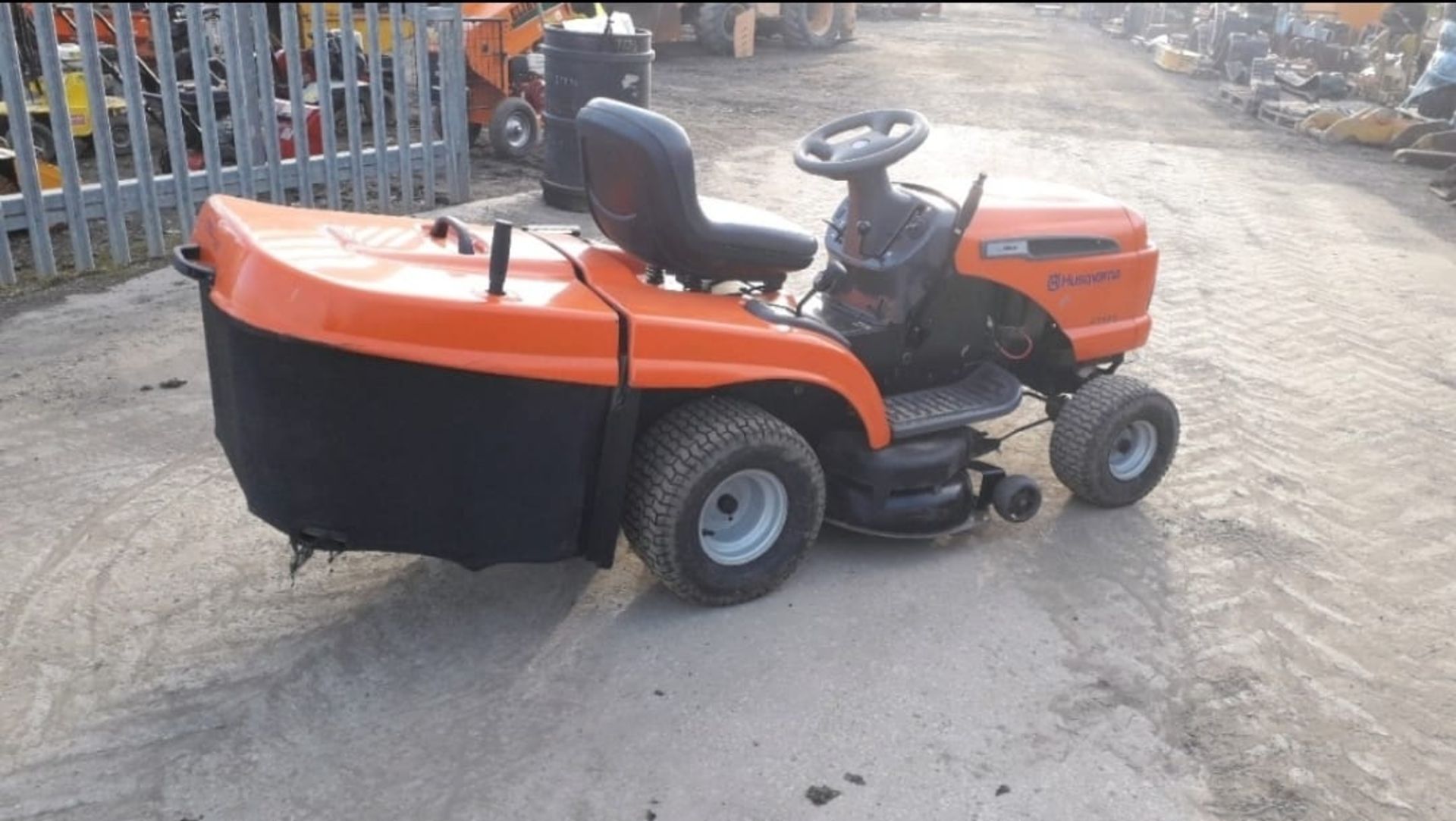 2006 HUSQVARNA CT151 PETROL WORKING ORDER COMES WITH GRASS BOX *NO VAT* - Image 3 of 8