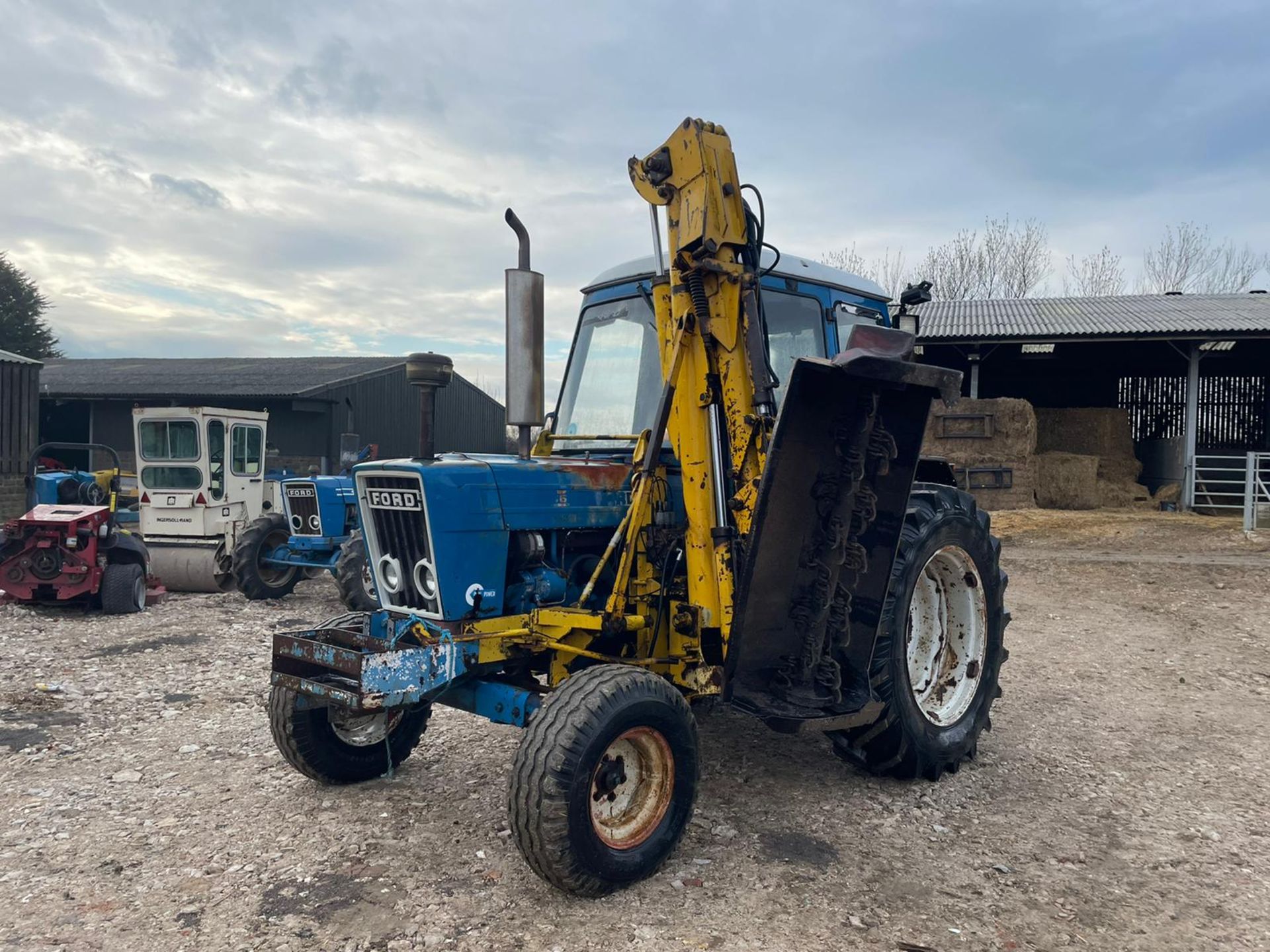 FORD 6600 TRACTOR WITH MID MOUNTED MOWER, RUNS, DRIVES AND WORKS, TYRES ARE LIKE NEW *PLUS VAT* - Image 12 of 15