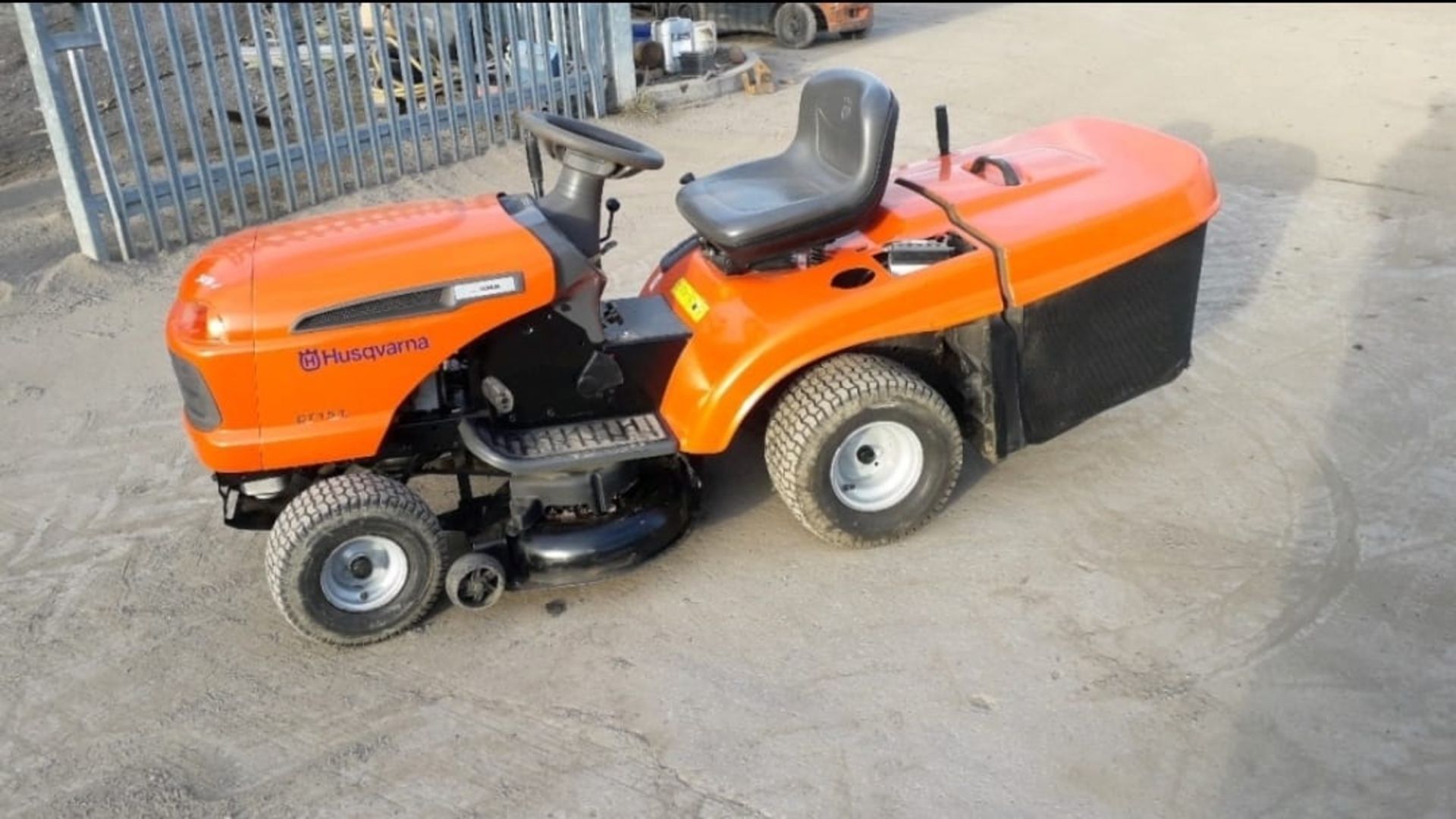 2006 HUSQVARNA CT151 PETROL WORKING ORDER COMES WITH GRASS BOX *NO VAT* - Image 2 of 8