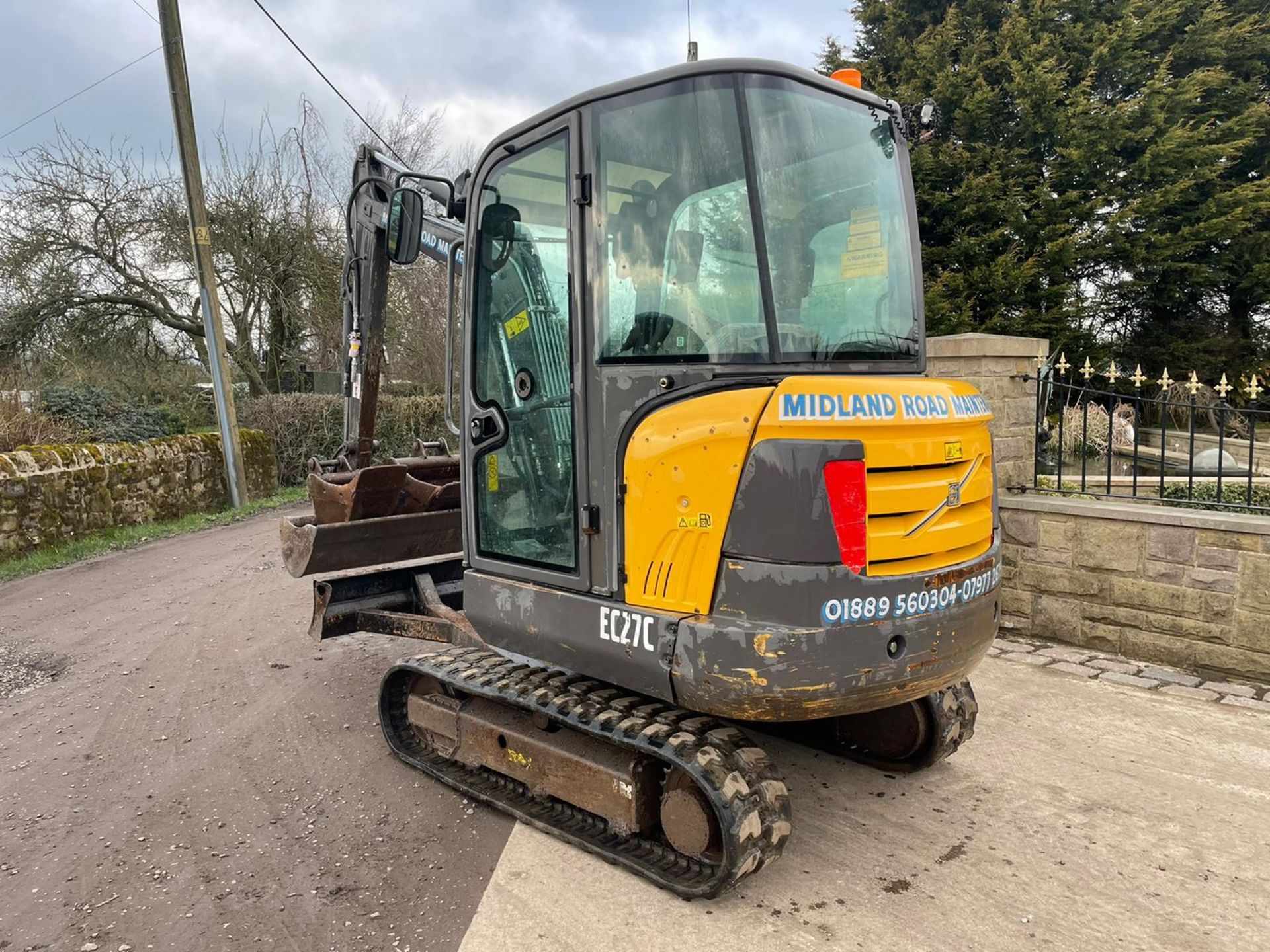 2013 VOLVO EC27C EXCAVATOR RUNS, DRIVES AND DIGS, IN USED BUT GOOD CONDITION, X3 BUCKETS INCLUDED - Image 3 of 8