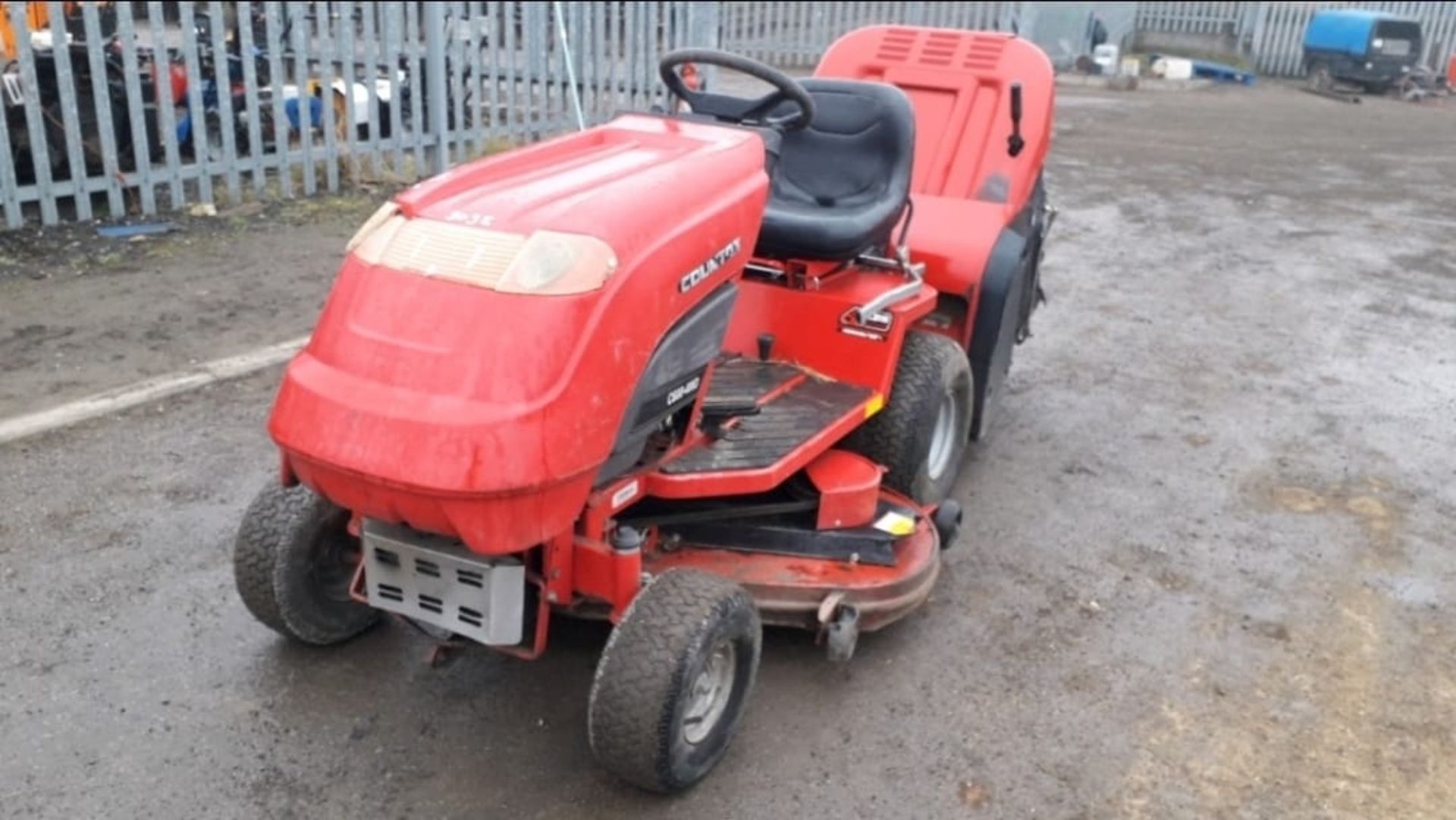 COUNTAX C800H PETROL RIDE ON MOWER, FULL WORKING ORDER WITH SWEEPER AND GRASS BOX *NO VAT* - Image 5 of 8
