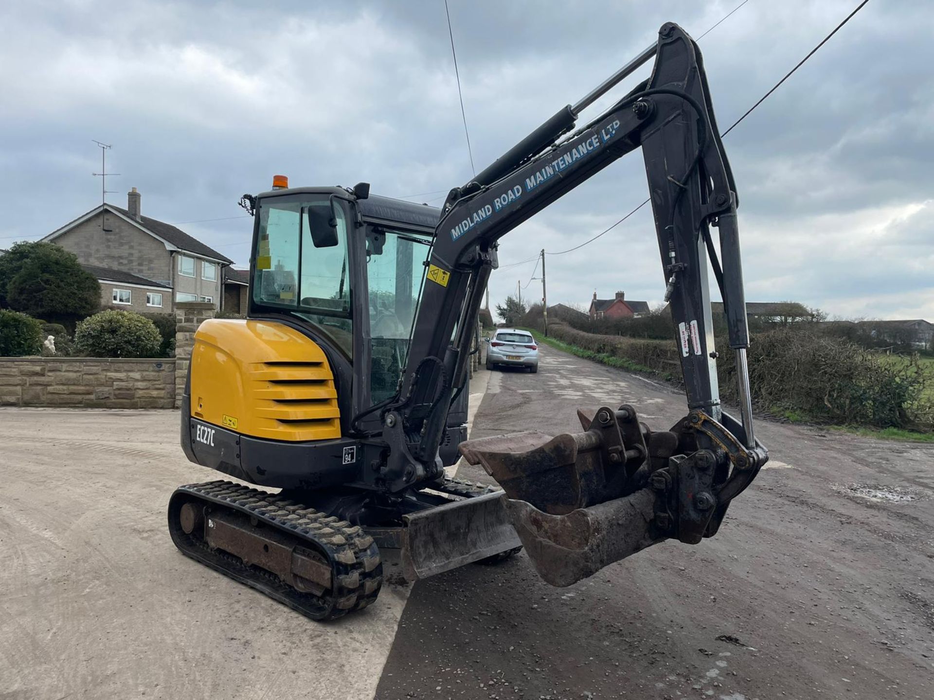 2013 VOLVO EC27C EXCAVATOR RUNS, DRIVES AND DIGS, IN USED BUT GOOD CONDITION, X3 BUCKETS INCLUDED - Image 6 of 8