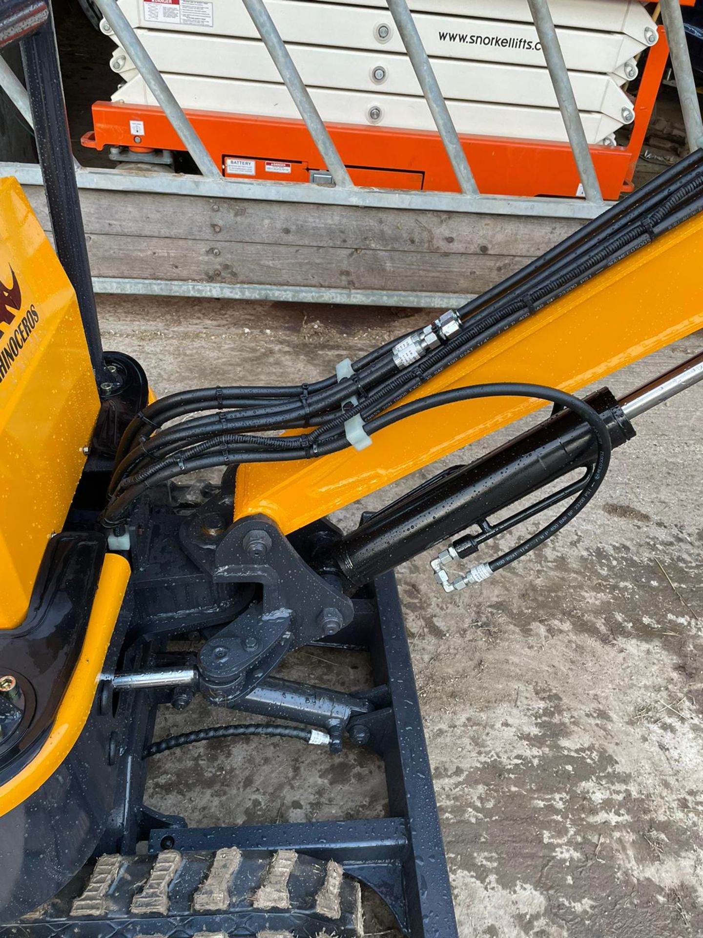 RHINOCEROS LM10 MINI RUBBER TRACKED DIGGER / EXCAVATOR, BRAND NEW AND UNUSED 3 X BUCKETS *PLUS VAT* - Image 8 of 10