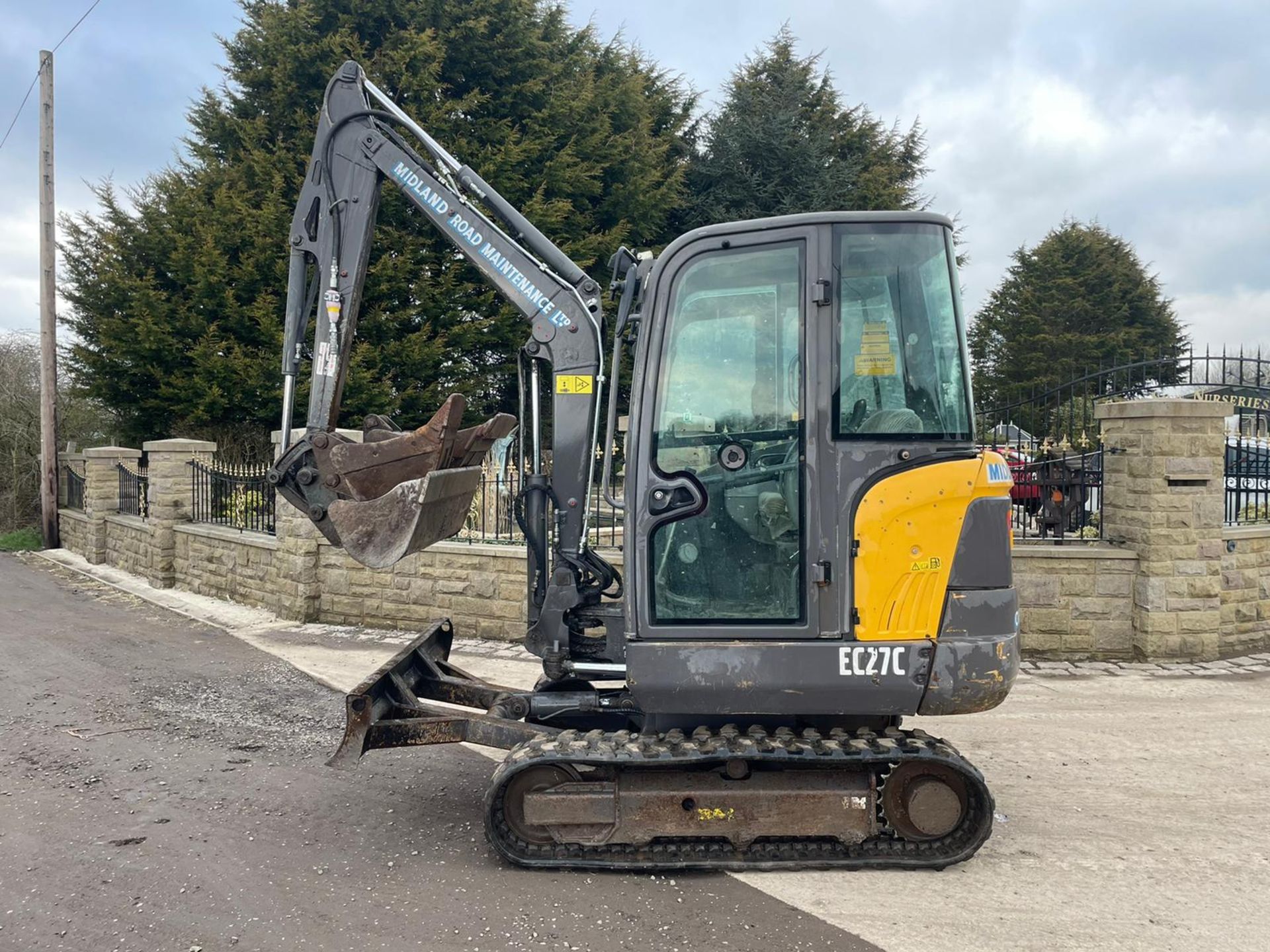 2013 VOLVO EC27C EXCAVATOR RUNS, DRIVES AND DIGS, IN USED BUT GOOD CONDITION, X3 BUCKETS INCLUDED - Image 4 of 8