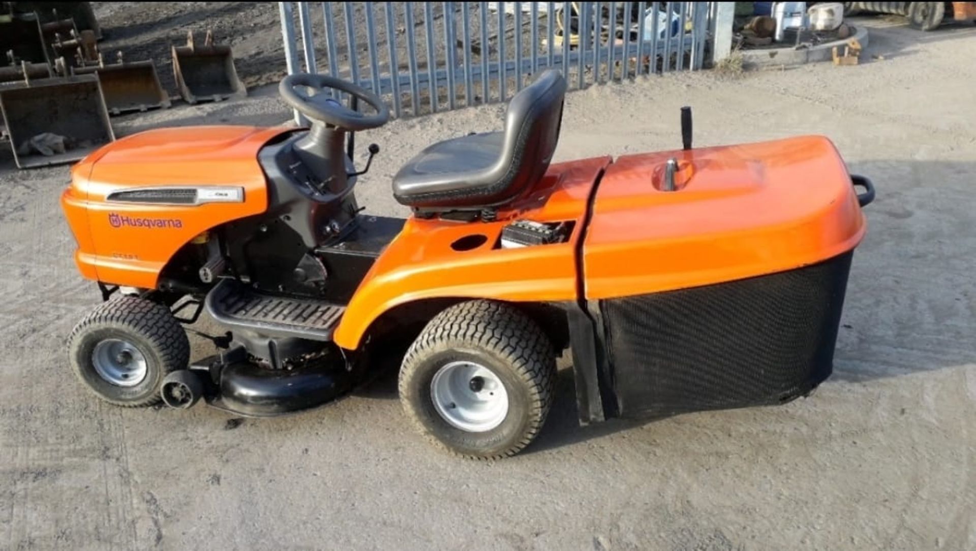 2006 HUSQVARNA CT151 PETROL WORKING ORDER COMES WITH GRASS BOX *NO VAT* - Image 6 of 8
