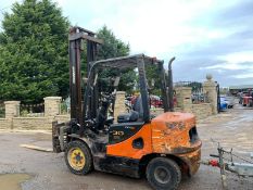 DOOSAN D30S-5 FORKLIFT, RUNS, DRIVES AND LIFTS, HYDRAULIC FORK POSITIONING, TRAILER NOT INCLUDED