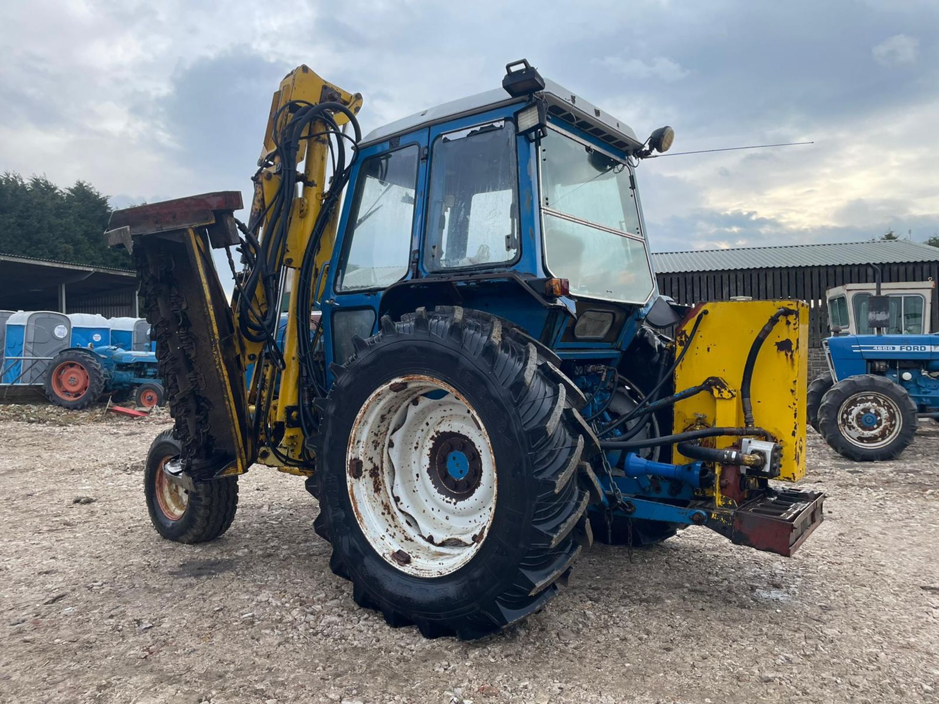 FORD 6600 TRACTOR WITH MID MOUNTED MOWER, RUNS, DRIVES AND WORKS, TYRES ARE LIKE NEW *PLUS VAT* - Image 7 of 15