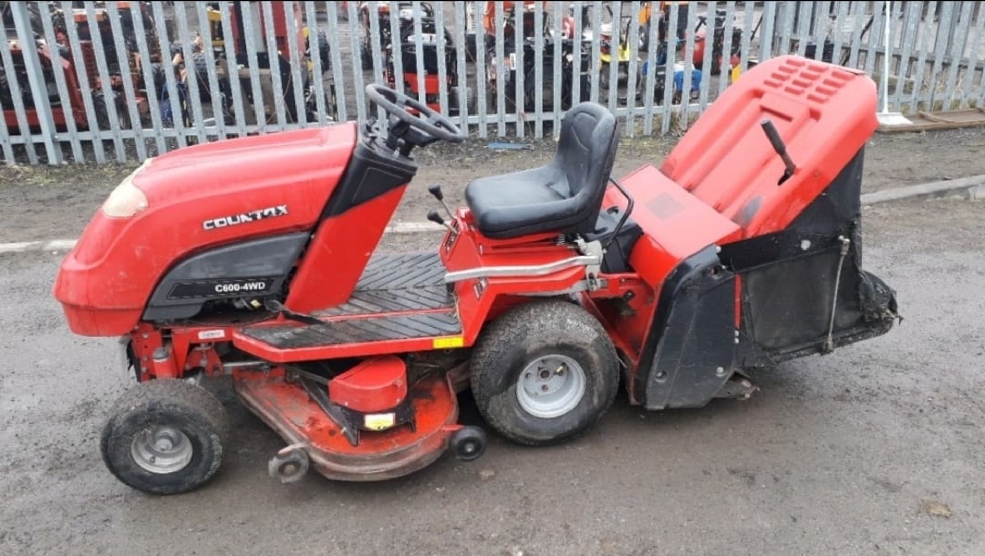 COUNTAX C800H PETROL RIDE ON MOWER, FULL WORKING ORDER WITH SWEEPER AND GRASS BOX *NO VAT* - Image 2 of 8