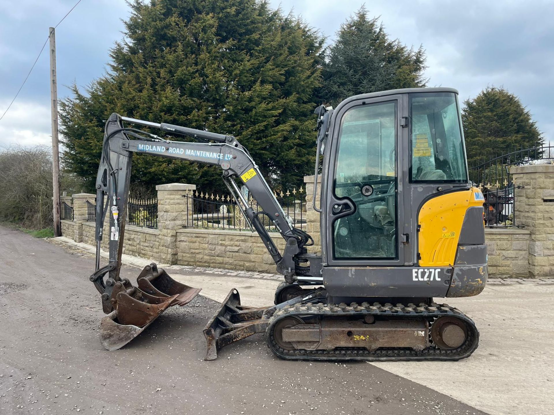 2013 VOLVO EC27C EXCAVATOR RUNS, DRIVES AND DIGS, IN USED BUT GOOD CONDITION, X3 BUCKETS INCLUDED