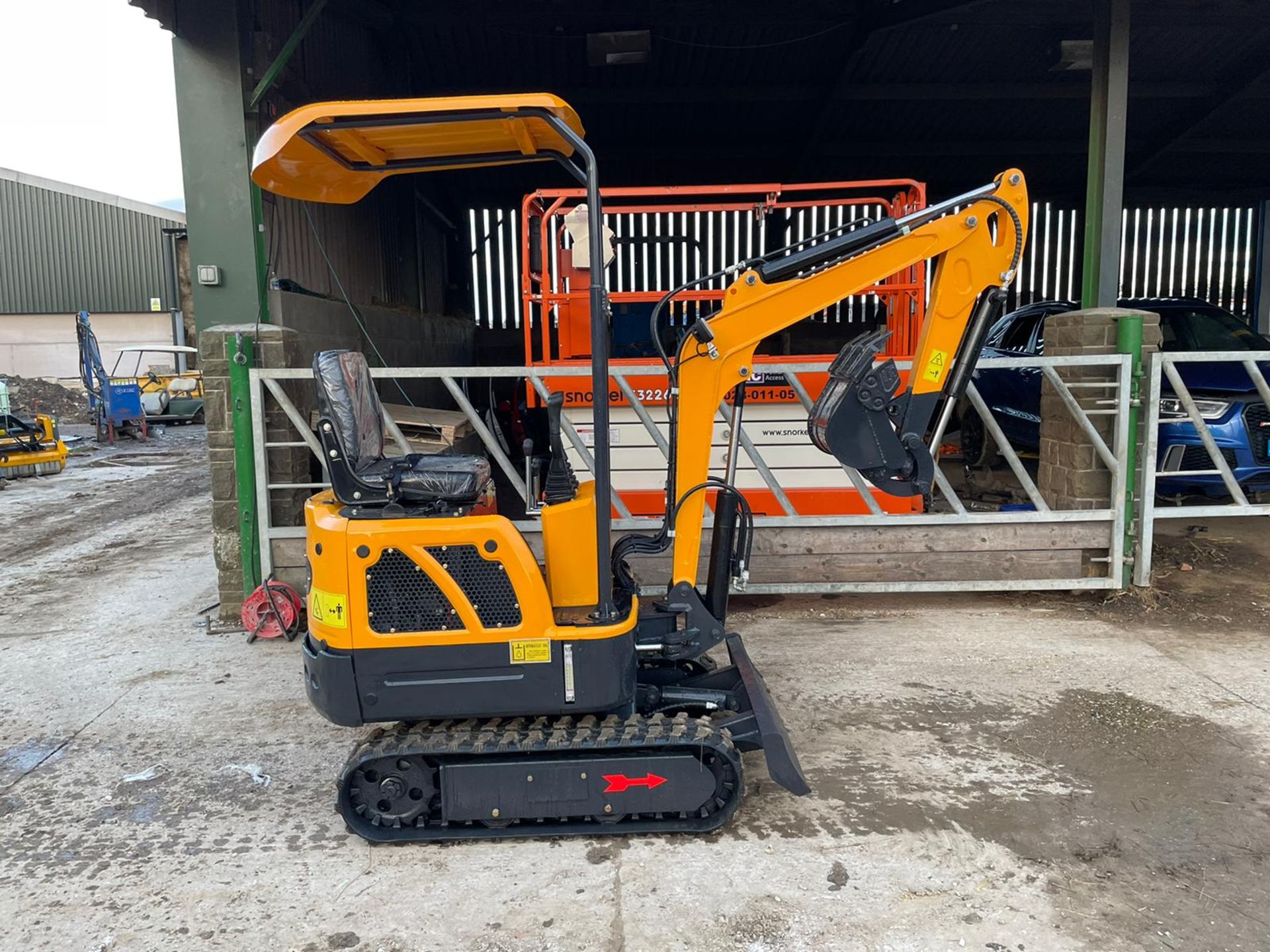 RHINOCEROS LM10 MINI RUBBER TRACKED DIGGER / EXCAVATOR, BRAND NEW AND UNUSED 3 X BUCKETS *PLUS VAT* - Image 6 of 10