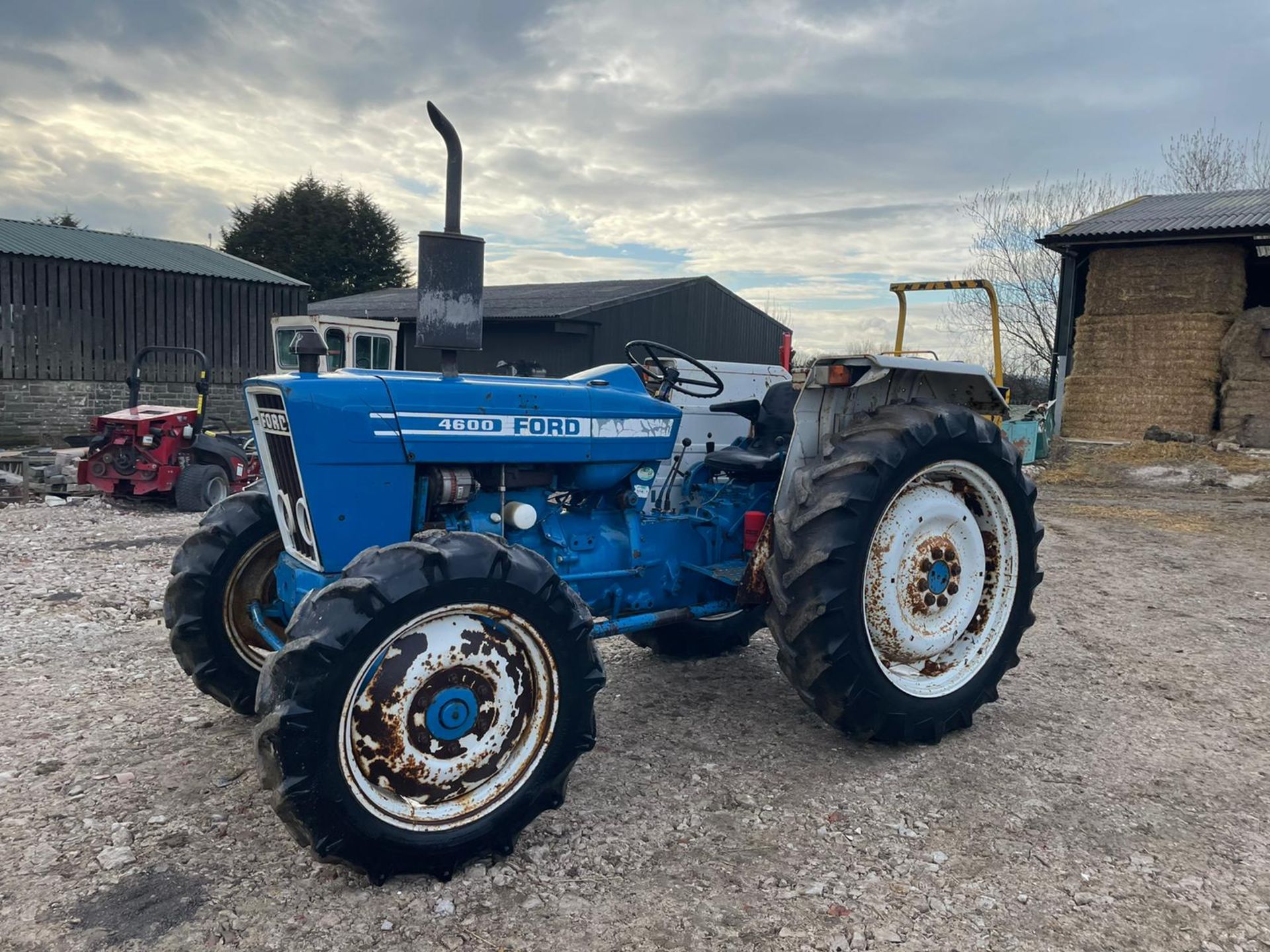 FORD 4600 TRACTOR, RUNS AND DRIVES, GOOD SET OF TYRES, IN USED BUT GOOD CONDITION, LOW 1630 HOURS - Image 3 of 14