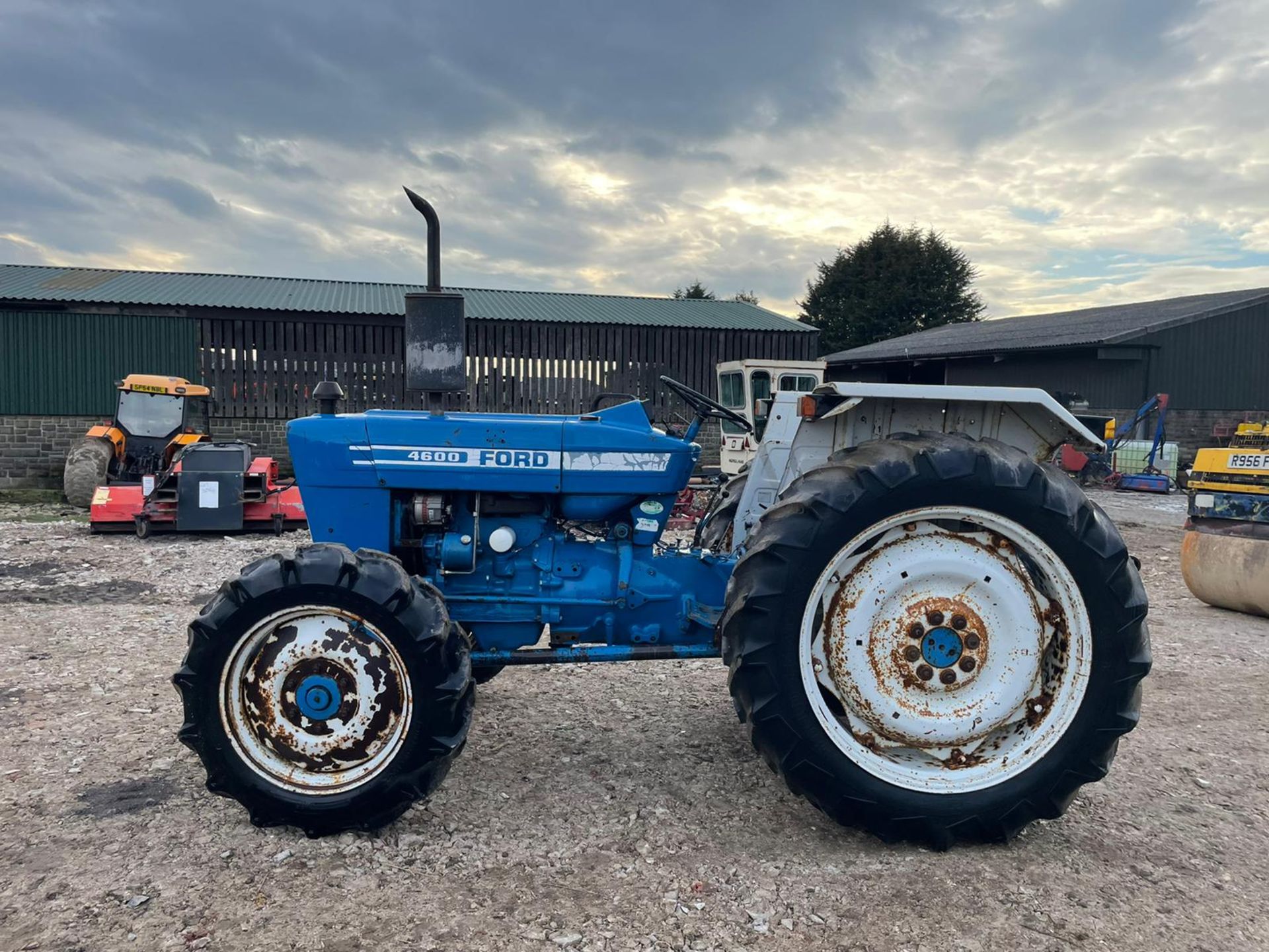 FORD 4600 TRACTOR, RUNS AND DRIVES, GOOD SET OF TYRES, IN USED BUT GOOD CONDITION, LOW 1630 HOURS - Image 4 of 14