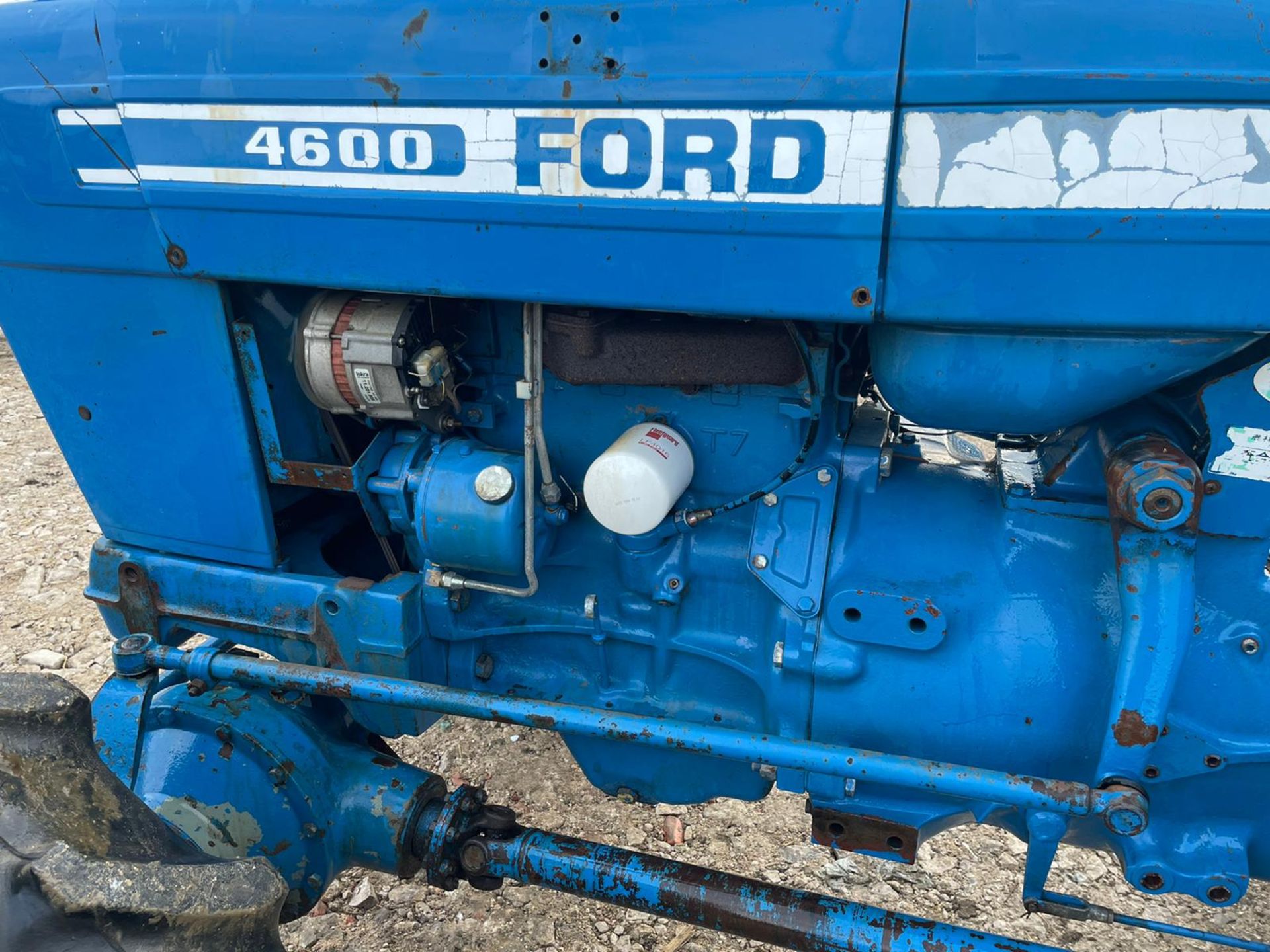 FORD 4600 TRACTOR, RUNS AND DRIVES, GOOD SET OF TYRES, IN USED BUT GOOD CONDITION, LOW 1630 HOURS - Image 13 of 14