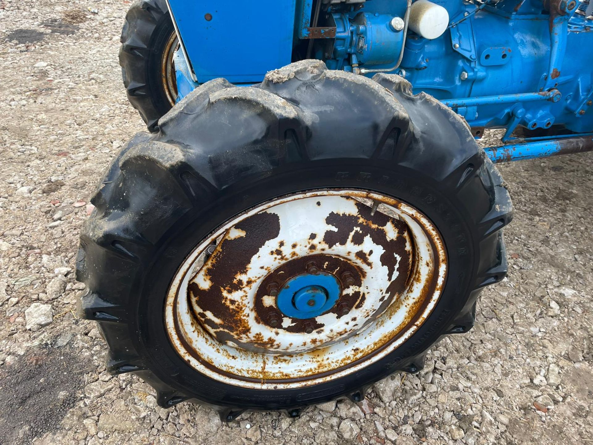 FORD 4600 TRACTOR, RUNS AND DRIVES, GOOD SET OF TYRES, IN USED BUT GOOD CONDITION, LOW 1630 HOURS - Image 5 of 14