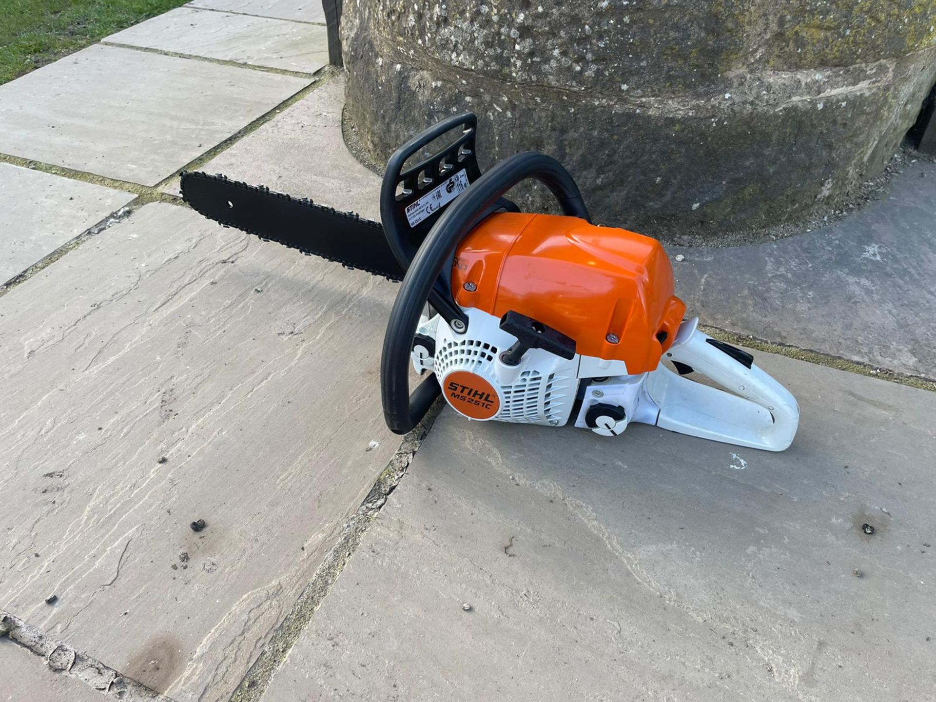 STIHL MS251C CHAINSAW, RUNS AND WORKS, IN GREAT CONDITION, BOUGHT NEW IN 2019 *NO VAT* - Image 4 of 5