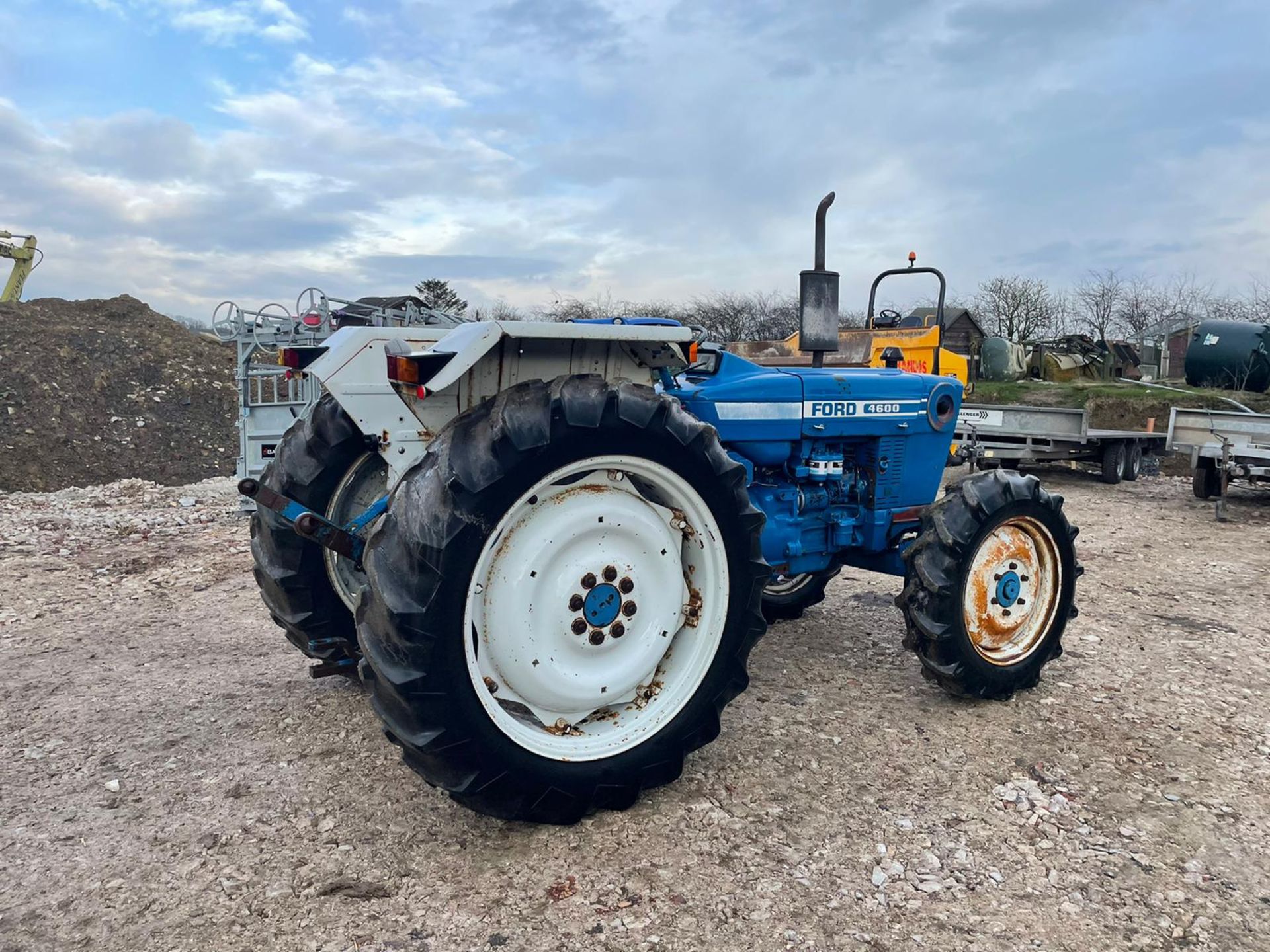 FORD 4600 TRACTOR, RUNS AND DRIVES, GOOD SET OF TYRES, IN USED BUT GOOD CONDITION, LOW 1630 HOURS - Image 9 of 14