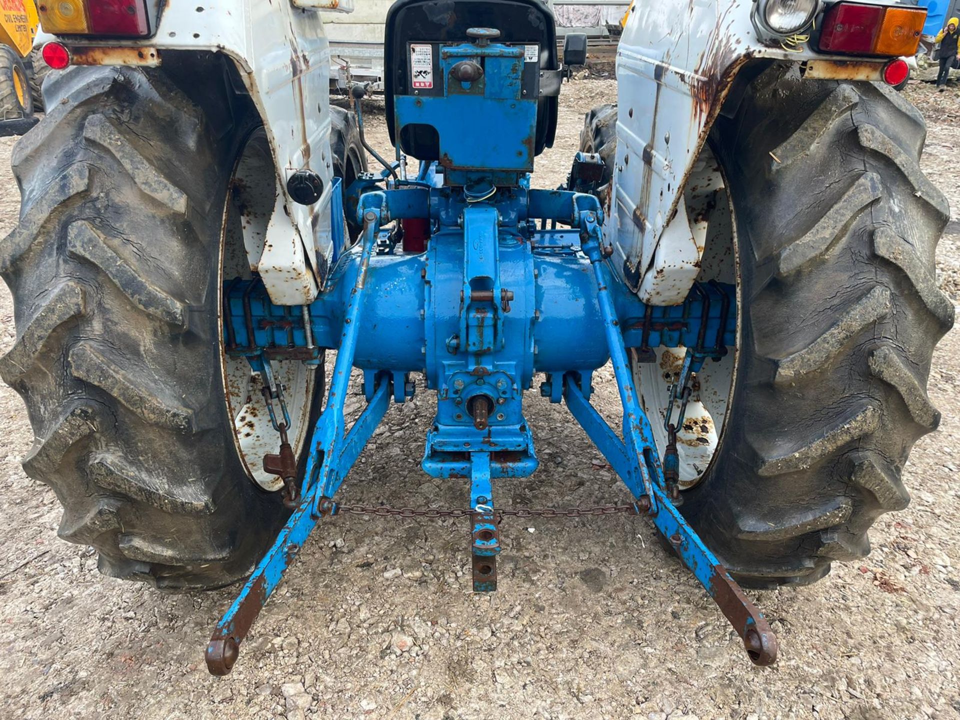 FORD 4600 TRACTOR, RUNS AND DRIVES, GOOD SET OF TYRES, IN USED BUT GOOD CONDITION, LOW 1630 HOURS - Image 10 of 14