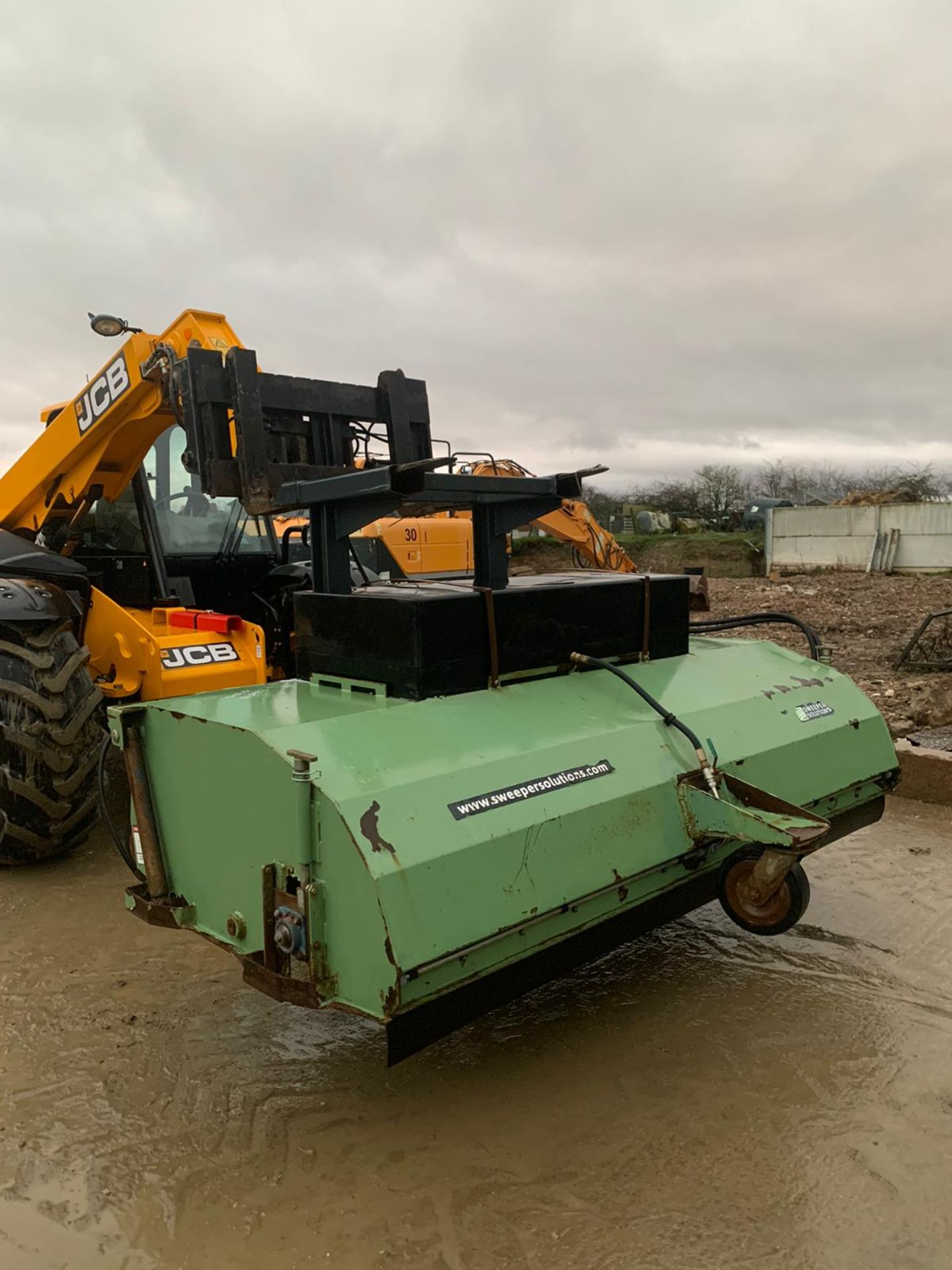 DMX SWEEPER SOLUTION SWEEPER BUCKET, ALL WORKS, HYDRAULIC DRIVEN, SUITABLE FOR PALLET FORKS - Image 2 of 6