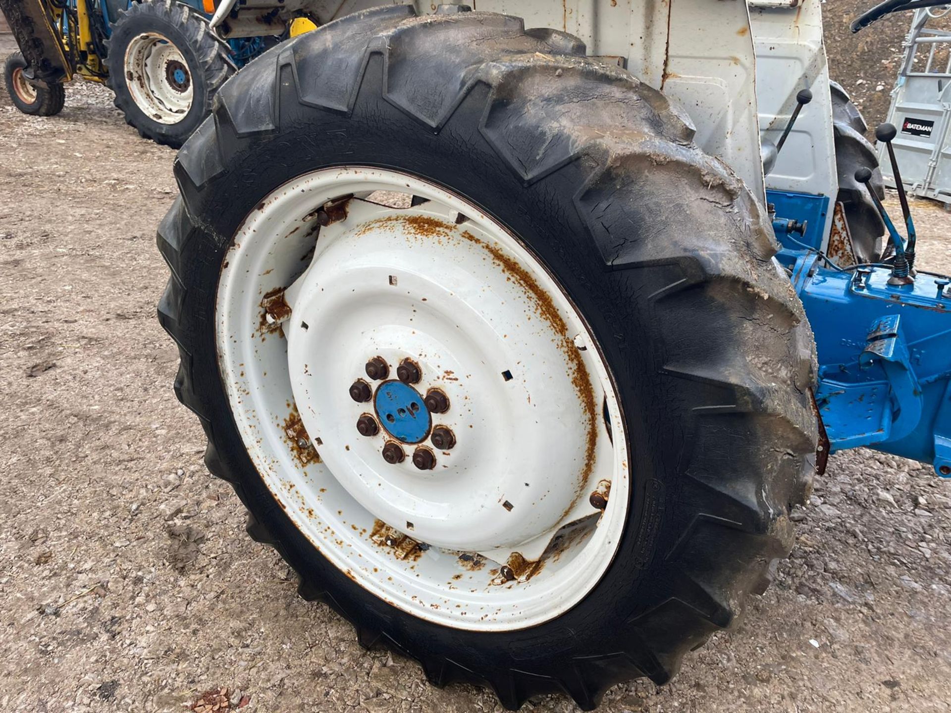 FORD 4600 TRACTOR, RUNS AND DRIVES, GOOD SET OF TYRES, IN USED BUT GOOD CONDITION, LOW 1630 HOURS - Image 6 of 14