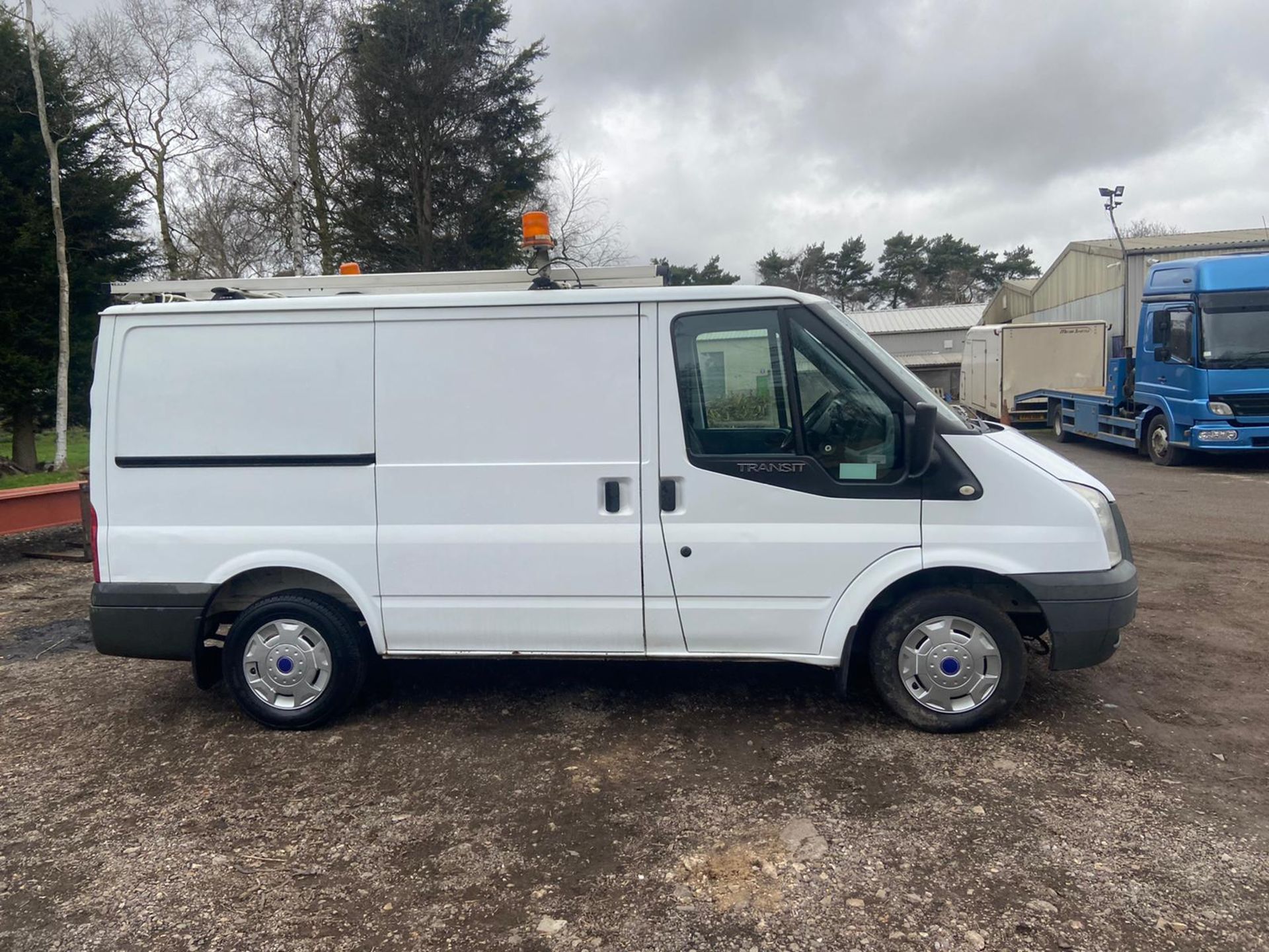 2012/62 REG FORD TRANSIT 100 T300 FWD 2.2 DIESEL WHITE PANEL VAN, SHOWING 0 FORMER KEEPERS *PLUS VAT - Image 8 of 12