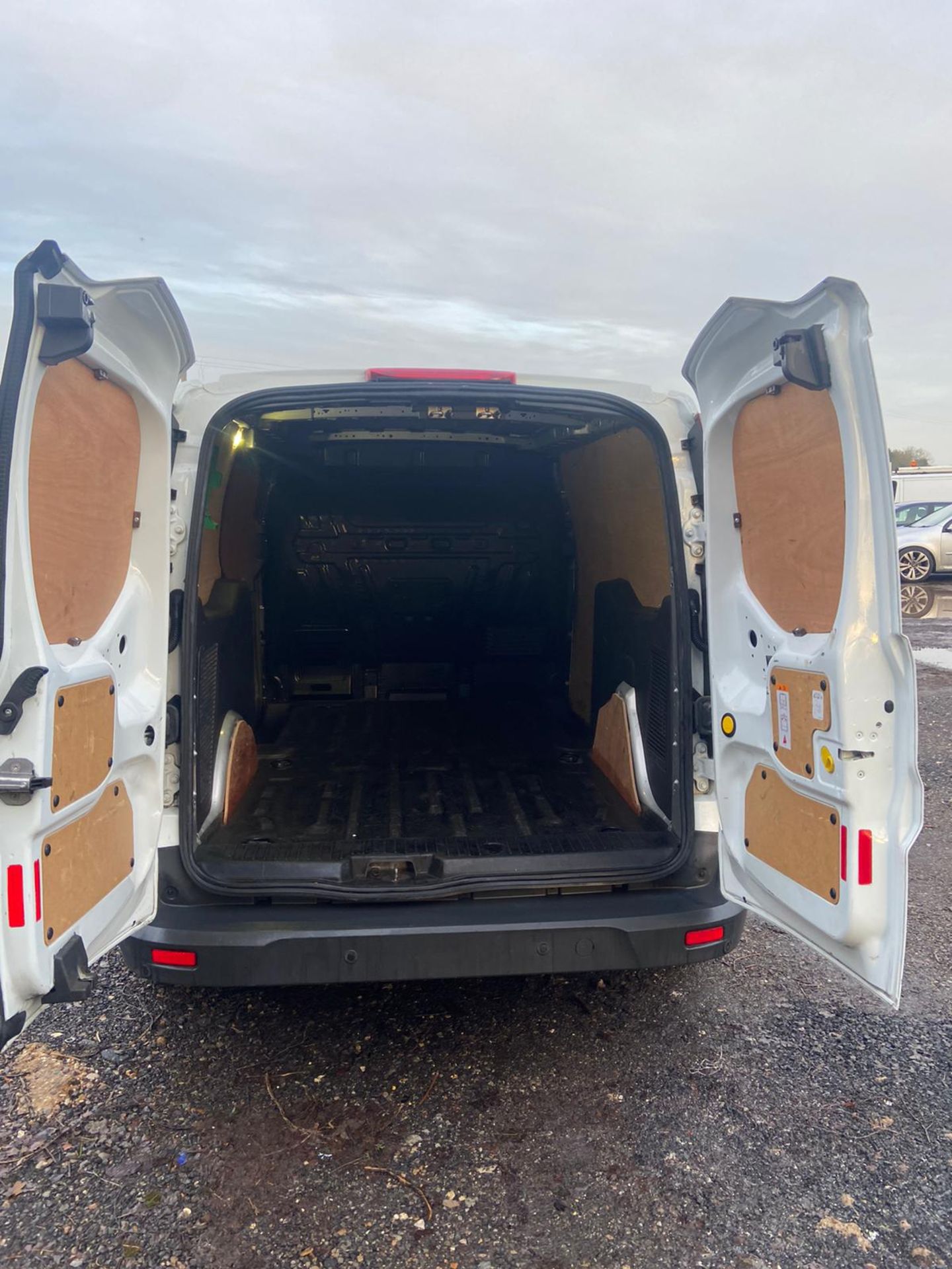 2016/16 REG FORD TRANSIT CONNECT 240 LIMITED 1.5 DIESEL LWB PANEL VAN, SHOWING 2 FORMER KEEPERS - Image 9 of 12