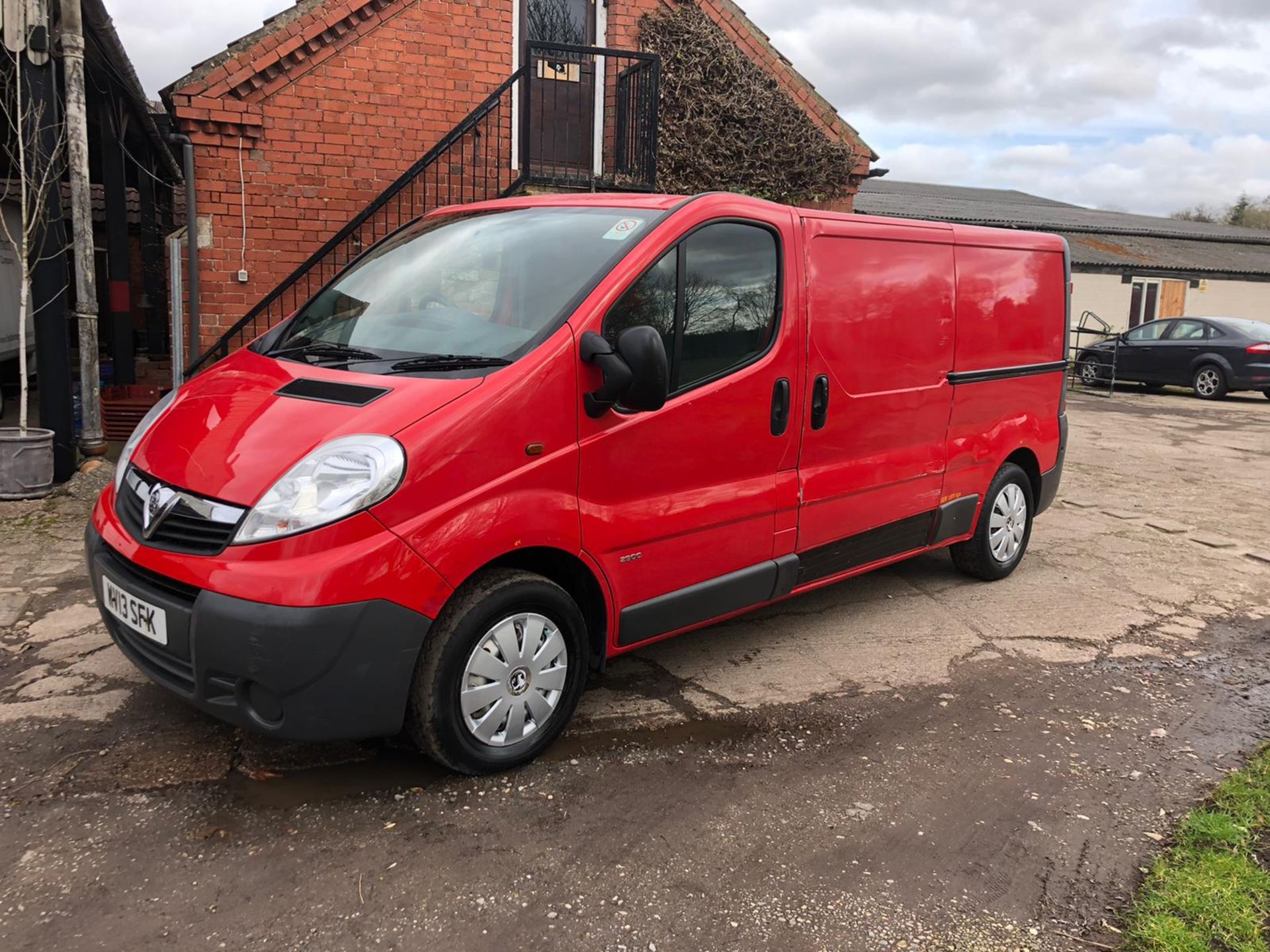 2013/13 REG VAUXHALL VIVARO 2900 ECOFLEX CDTI LWB 2.0 DIESEL RED PANEL VAN, SHOWING 0 FORMER KEEPERS - Image 2 of 10