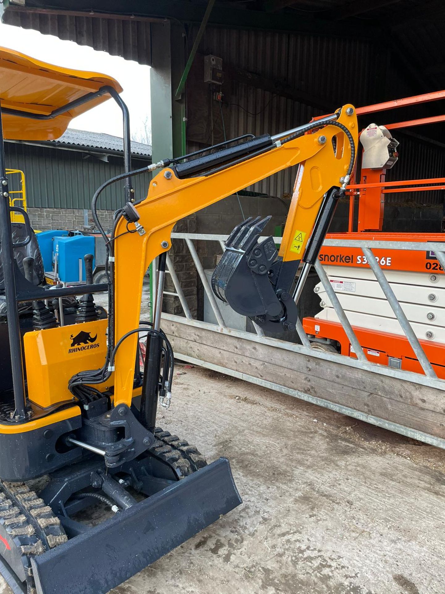 BRAND NEW AND UNUSED RHINOCEROS LM10 MINI EXCAVATOR / DIGGER, 3 X BUCKETS INCLUDED *PLUS VAT* - Image 8 of 12