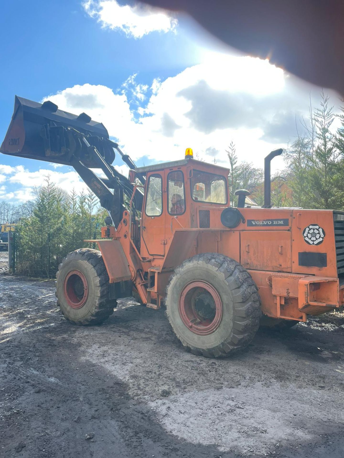 VOLVO BM4400 LOADING SHOVEL, RUNS AND WORKS WELL, GOOD TYRES *PLUS VAT* - Image 2 of 5