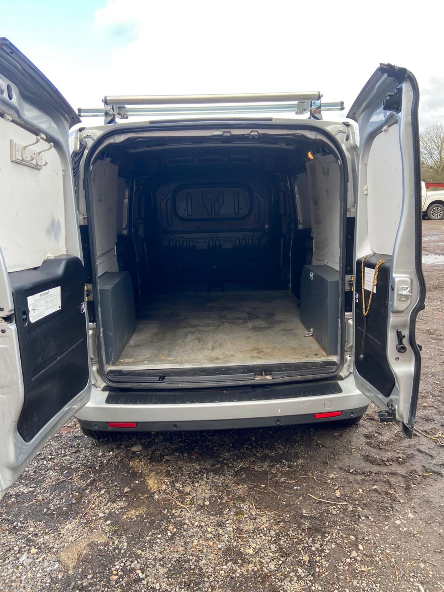 2015/65 REG VAUXHALL COMBO 2300 L2H1 CDTI S/S SPORT 1.25 DIESEL PANEL VAN, SHOWING 0 FORMER KEEPERS - Image 9 of 11