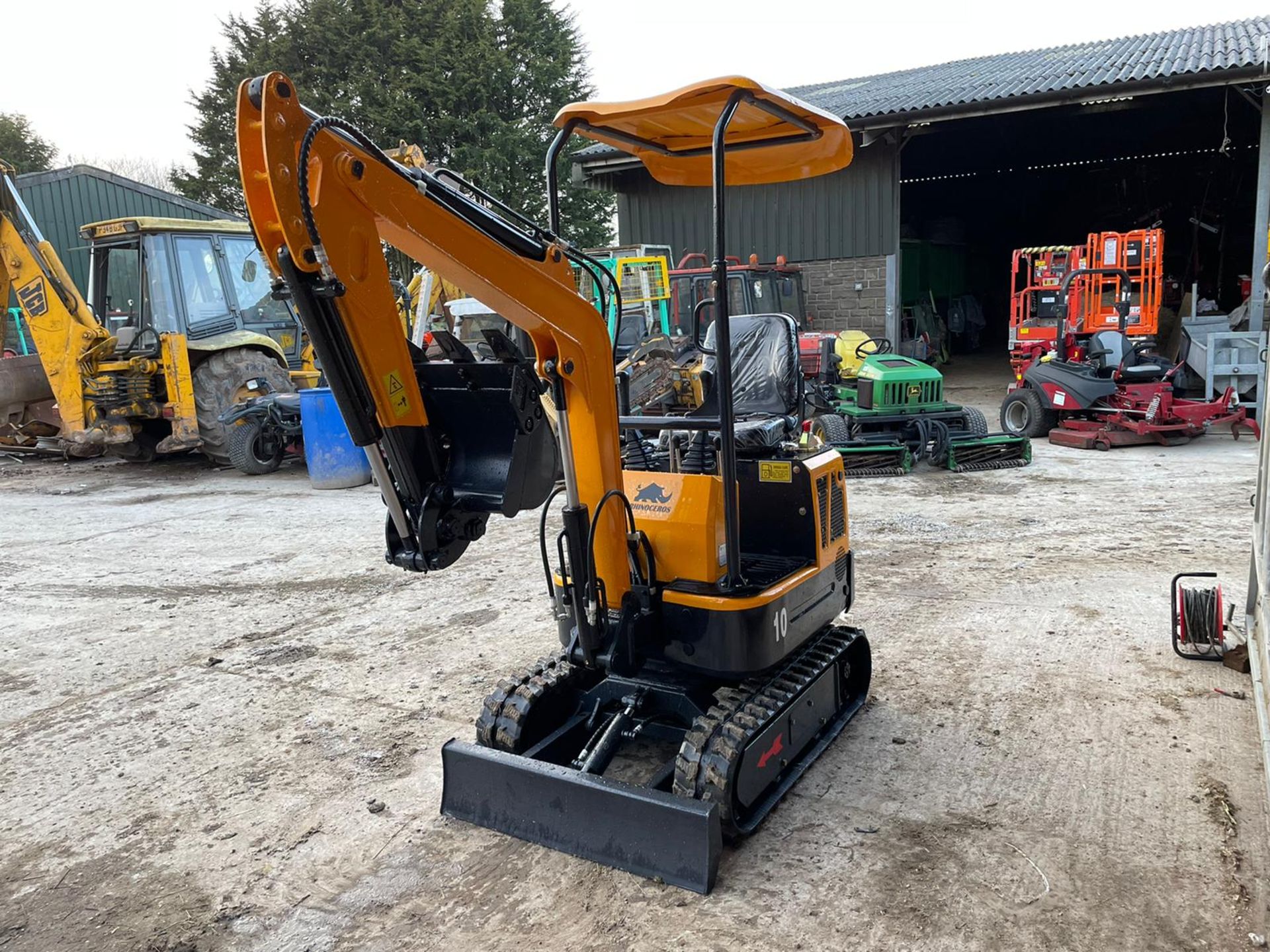 BRAND NEW AND UNUSED RHINOCEROS LM10 MINI EXCAVATOR / DIGGER, 3 X BUCKETS INCLUDED *PLUS VAT* - Image 5 of 12