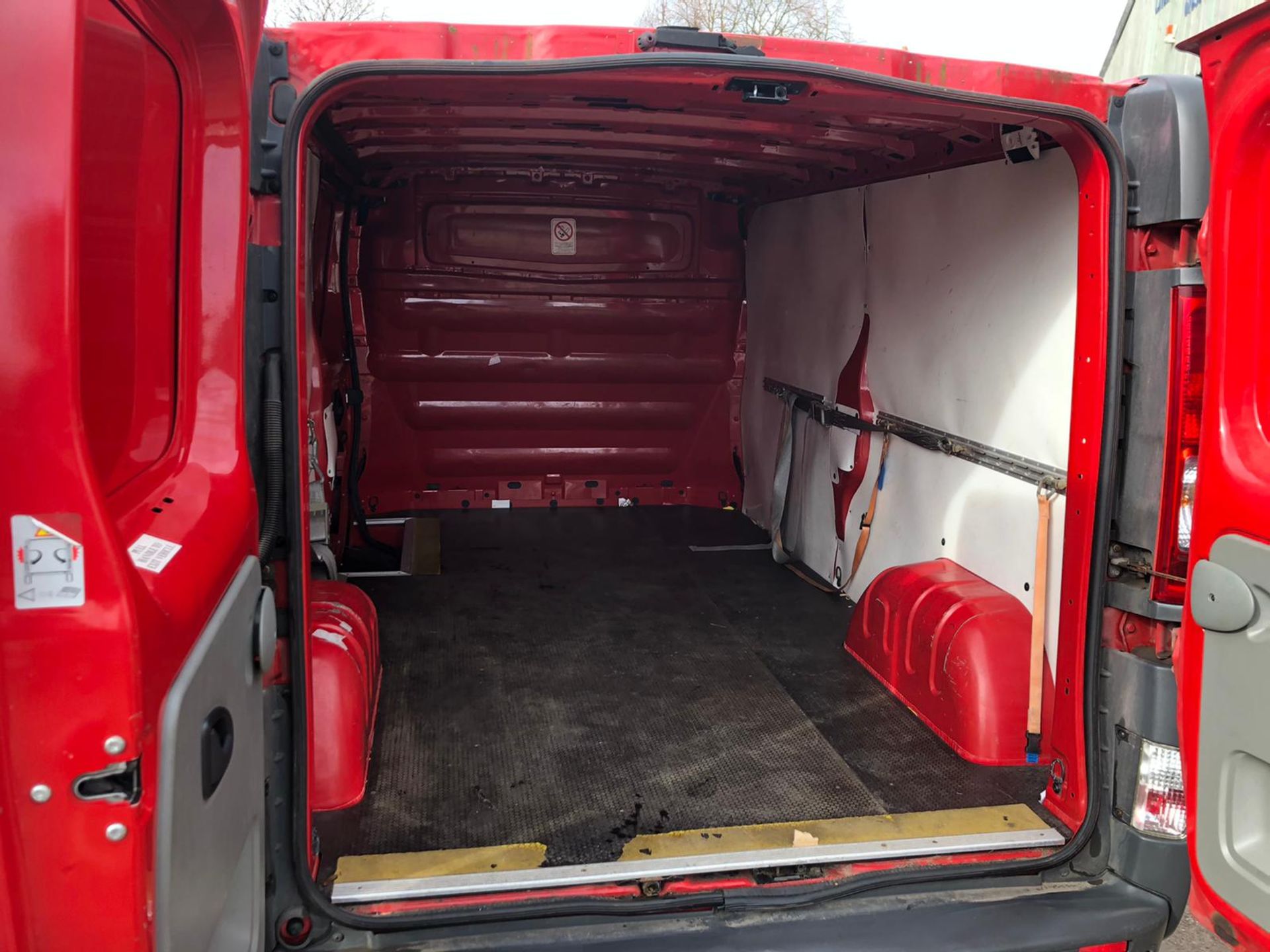 2013/13 REG VAUXHALL VIVARO 2900 ECOFLEX CDTI LWB 2.0 DIESEL RED PANEL VAN, SHOWING 0 FORMER KEEPERS - Image 6 of 10