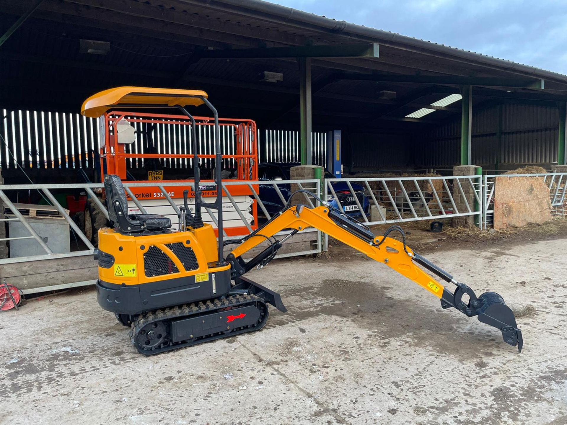 BRAND NEW AND UNUSED RHINOCEROS LM10 MINI EXCAVATOR / DIGGER, 3 X BUCKETS INCLUDED *PLUS VAT* - Image 11 of 12