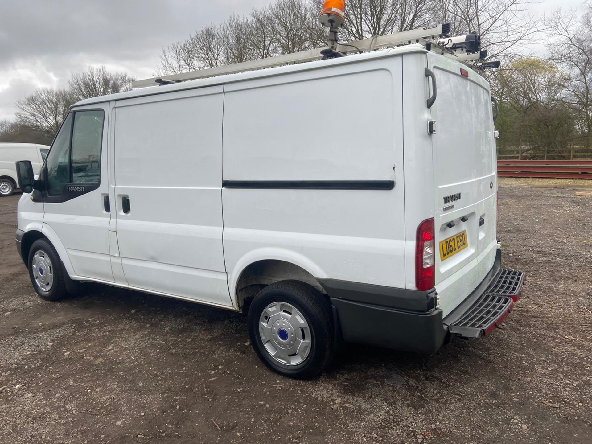 2012/62 REG FORD TRANSIT 100 T300 FWD 2.2 DIESEL WHITE PANEL VAN, SHOWING 0 FORMER KEEPERS *PLUS VAT - Image 5 of 12