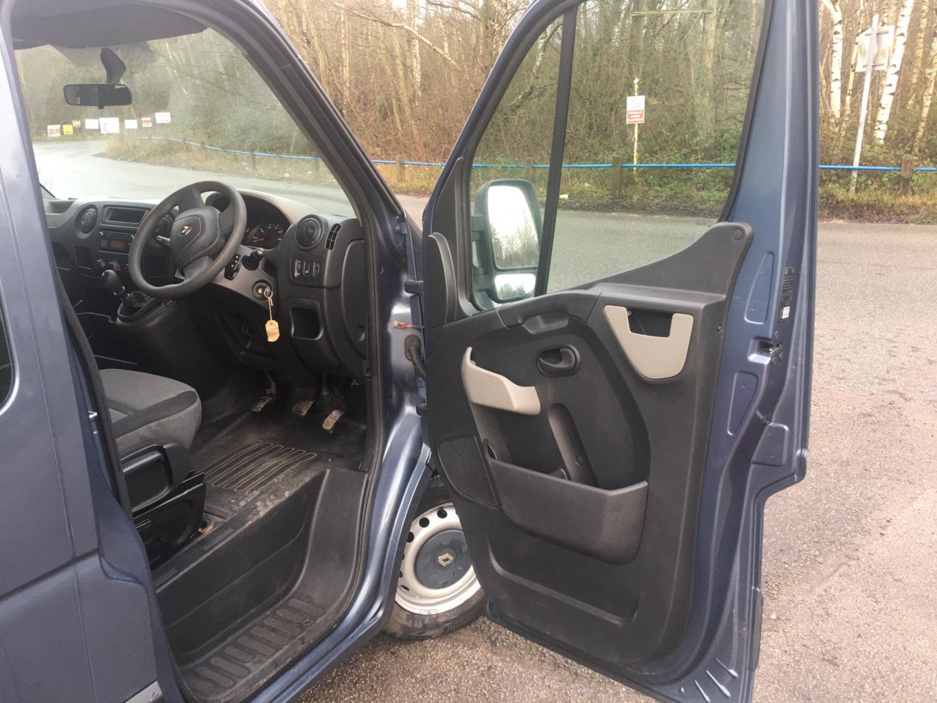 2013/63 REG RENAULT MASTER 2.3 DIESEL DISABLED ACCESS VEHICLE / MINIBUS, SHOWING 2 FORMER KEEPERS - Image 17 of 33