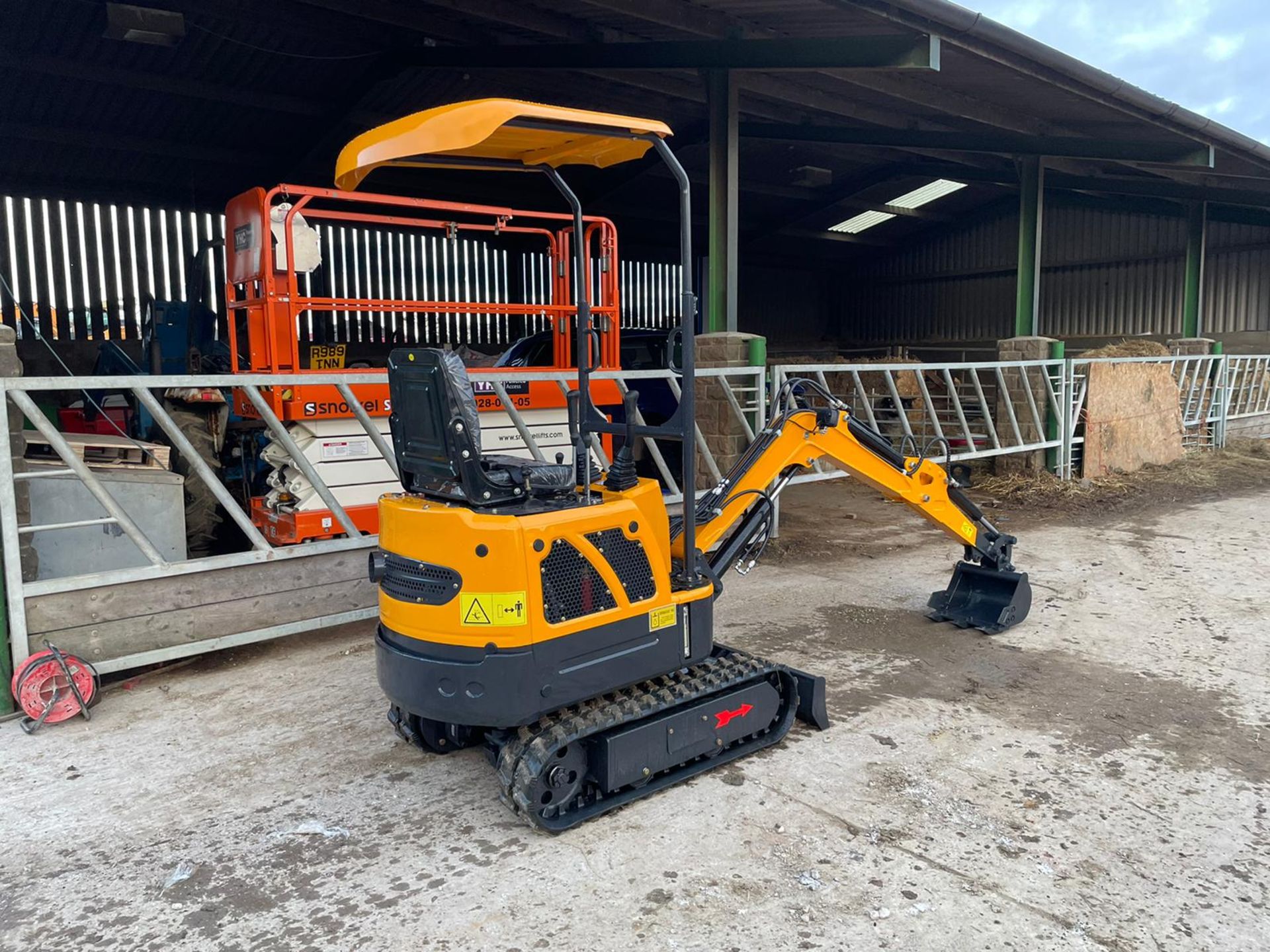 BRAND NEW AND UNUSED RHINOCEROS LM10 MINI EXCAVATOR / DIGGER, 3 X BUCKETS INCLUDED *PLUS VAT* - Image 9 of 12