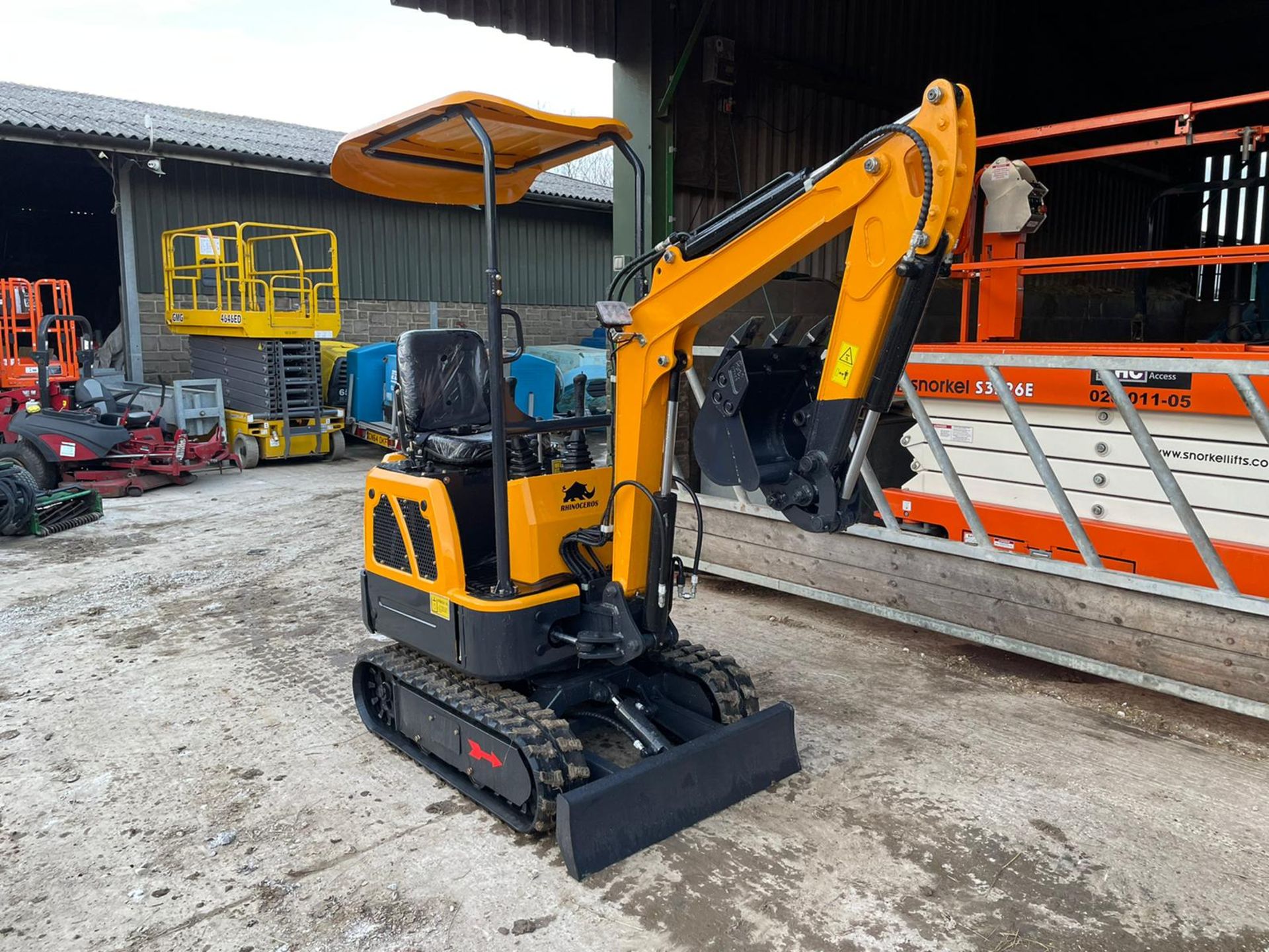 BRAND NEW AND UNUSED RHINOCEROS LM10 MINI EXCAVATOR / DIGGER, 3 X BUCKETS INCLUDED *PLUS VAT* - Image 2 of 12