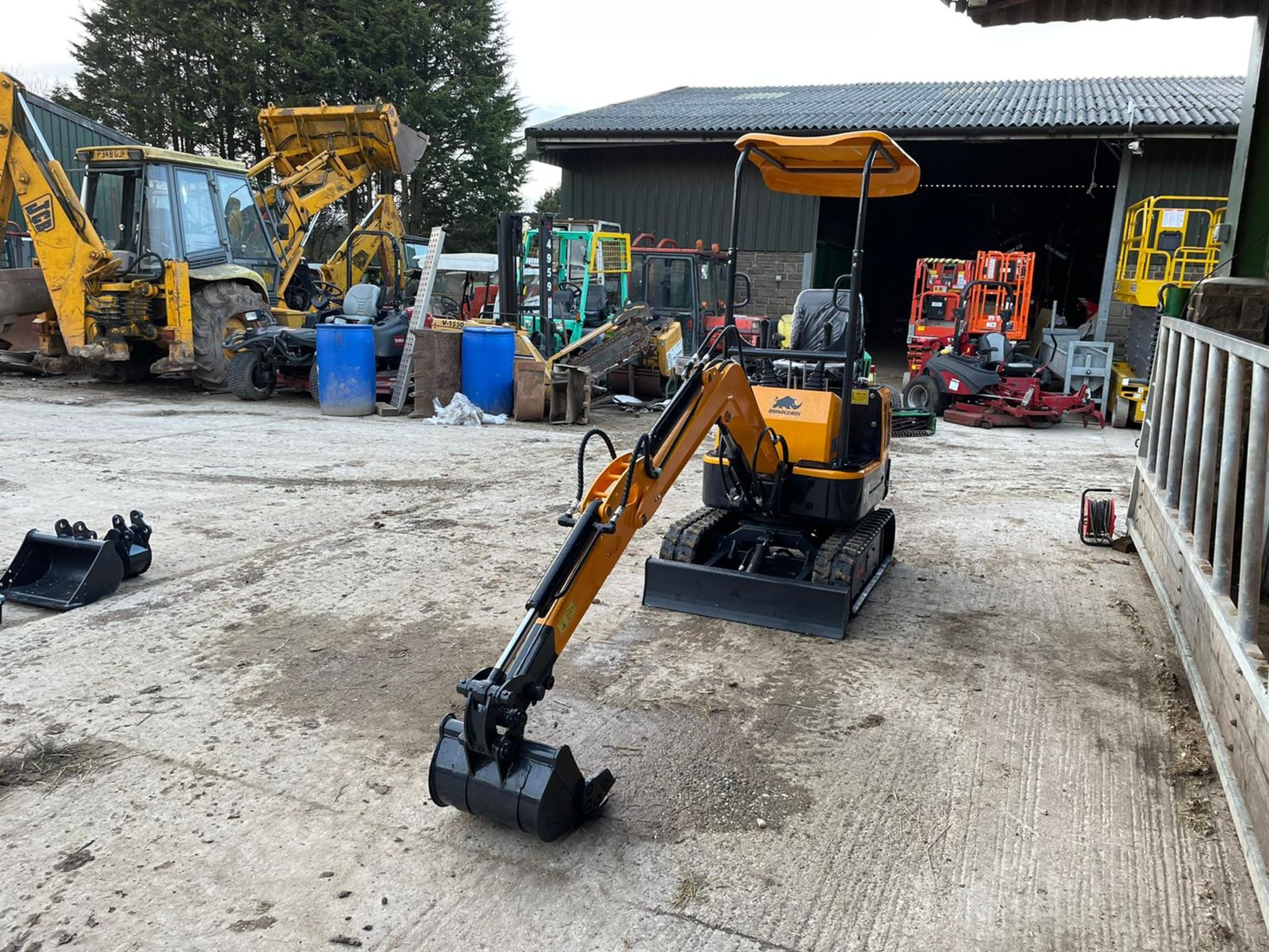 BRAND NEW AND UNUSED RHINOCEROS LM10 MINI EXCAVATOR / DIGGER, 3 X BUCKETS INCLUDED *PLUS VAT* - Image 4 of 12